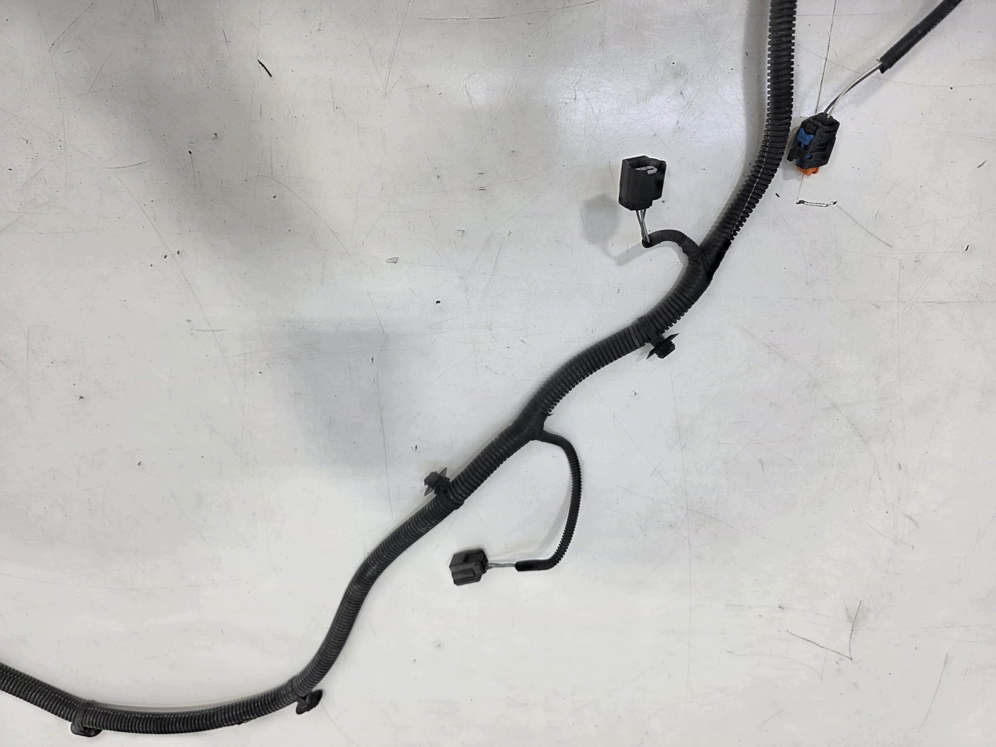 bundle PDC and KIERUNKOWSKAZY bumper front RENAULT MEGANE IV 240700226R