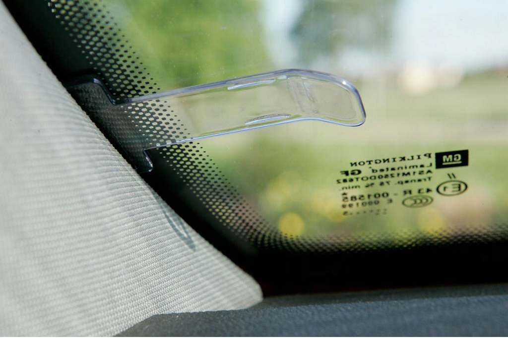 UCHWYT KLIPS NA BILET PARKINGOWY LEGITYMACJĘ SZYBĘ Producent Amio