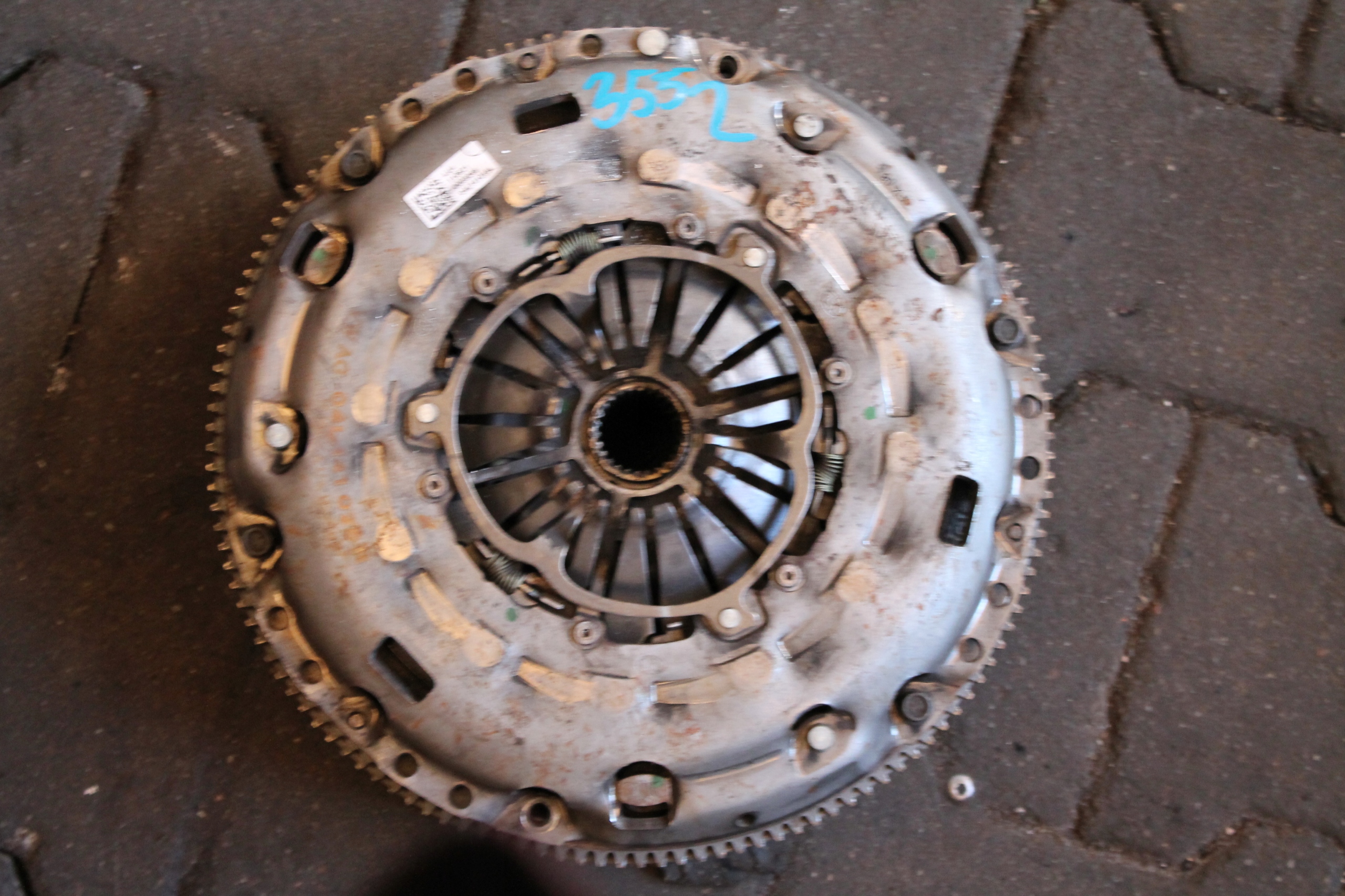 3552. wheel flywheel VW T6 04L141015L
