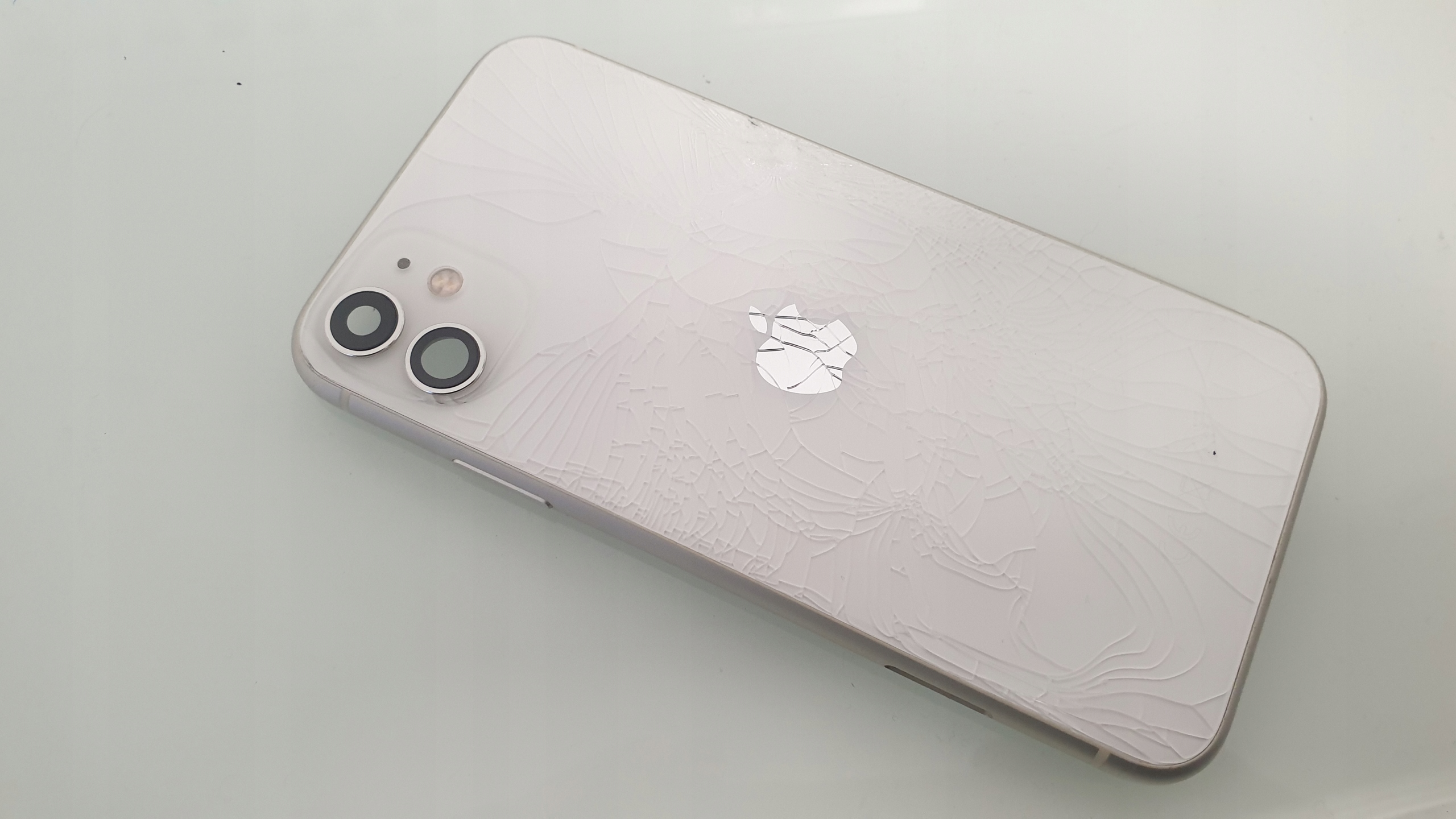 iPhone11本体　used Iphone 11 White Używany - Niska cena na Allegro