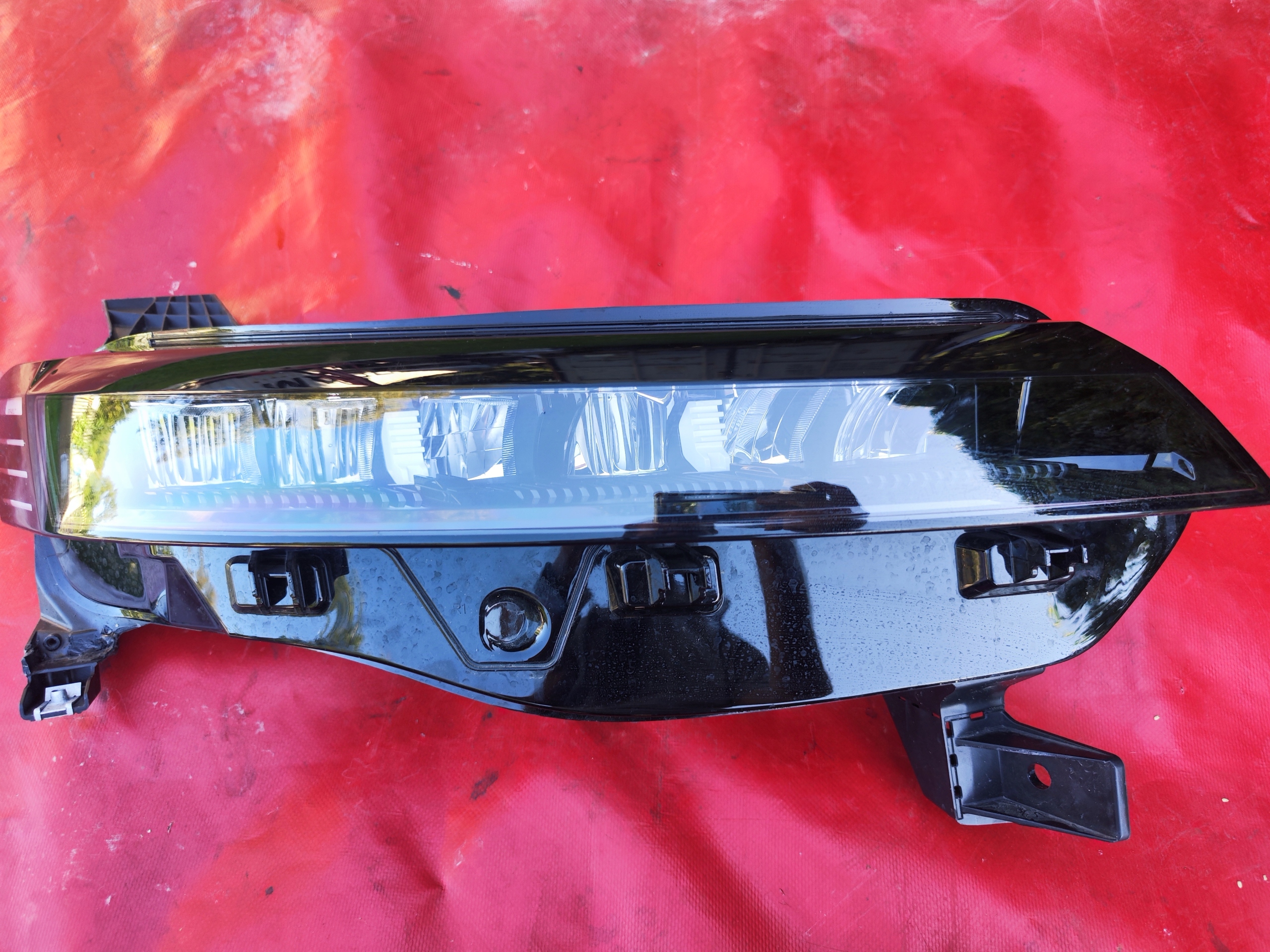 light right front Renault Megane E-Tech EV Black Edition 260109843R