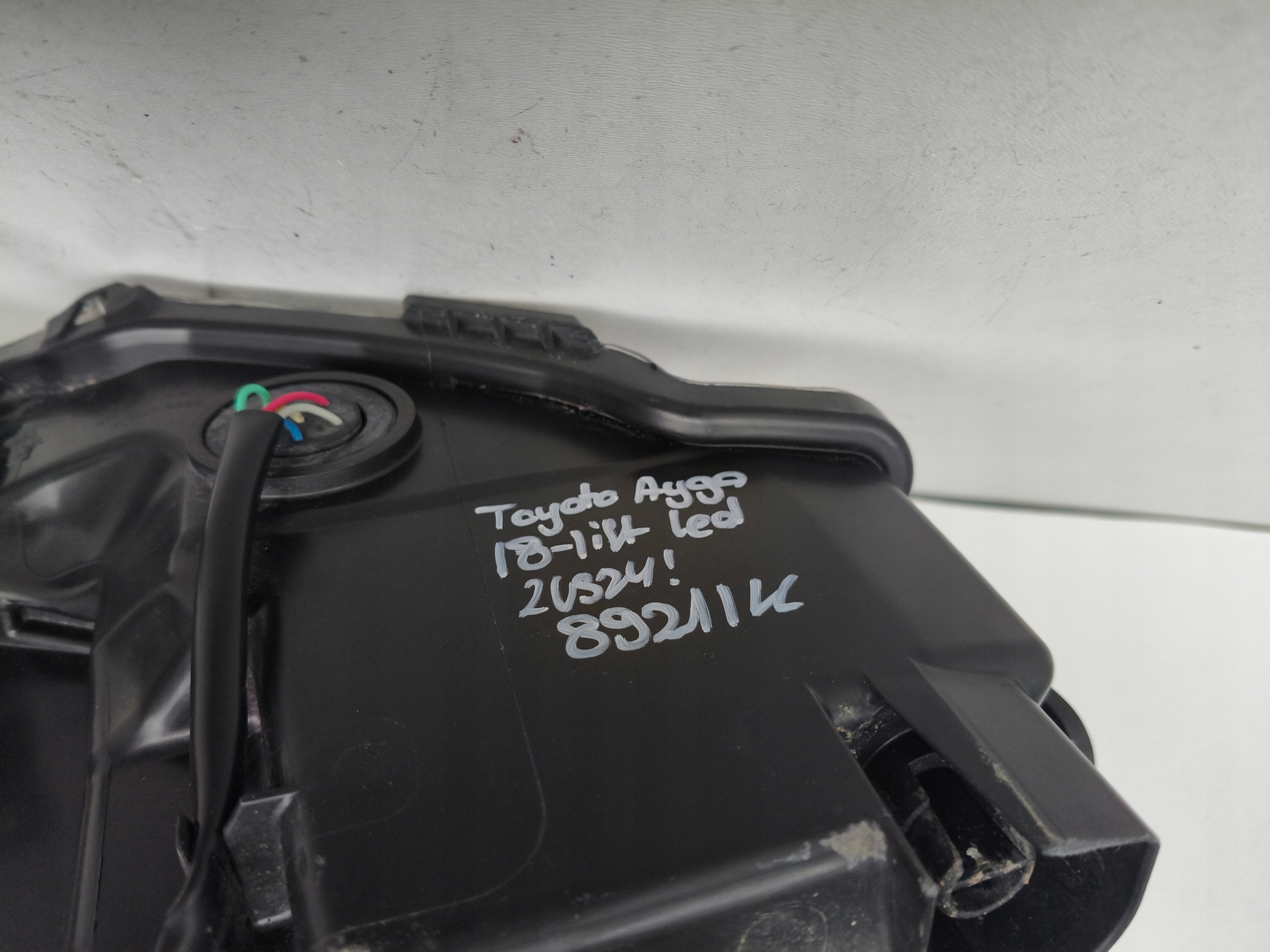 light left REFLEKTOR TOYOTA AYGO 18- LIFT LED