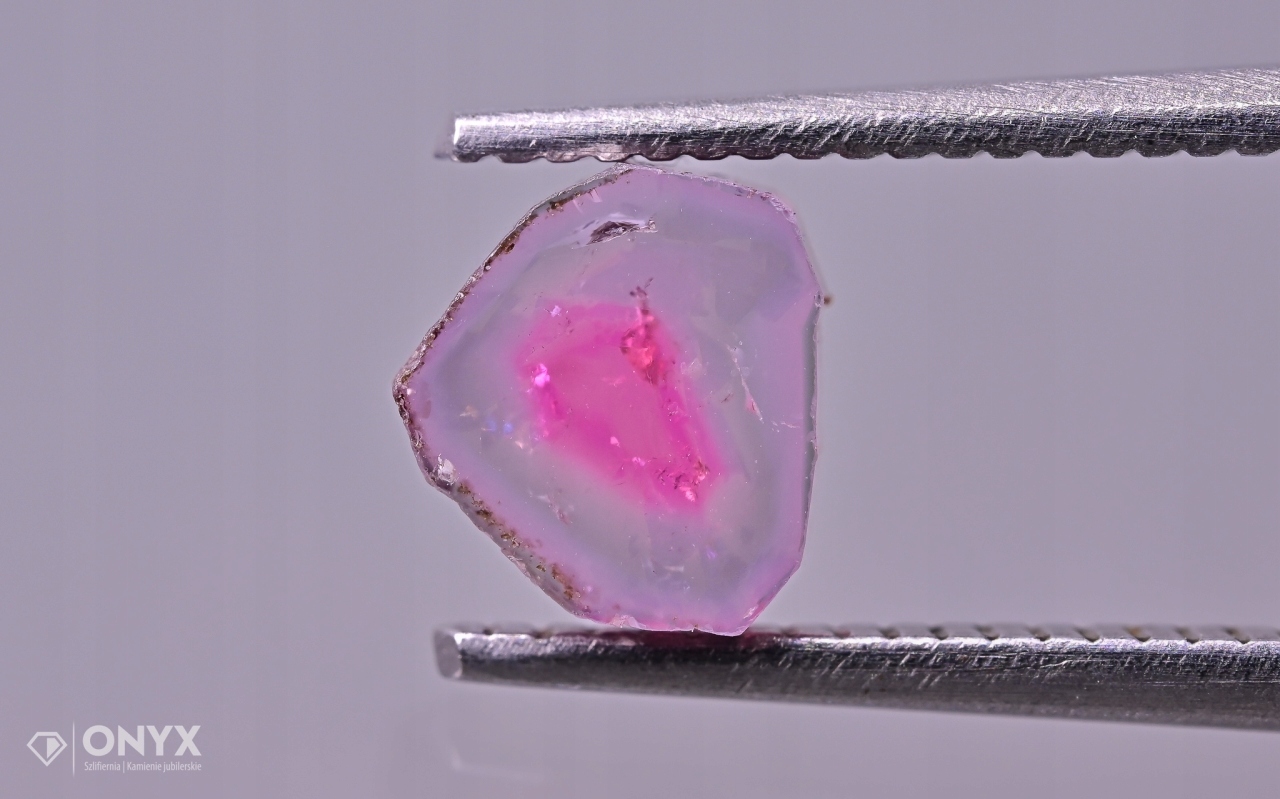 Turmalín nepravidelná dlažba 5,5x5 mm