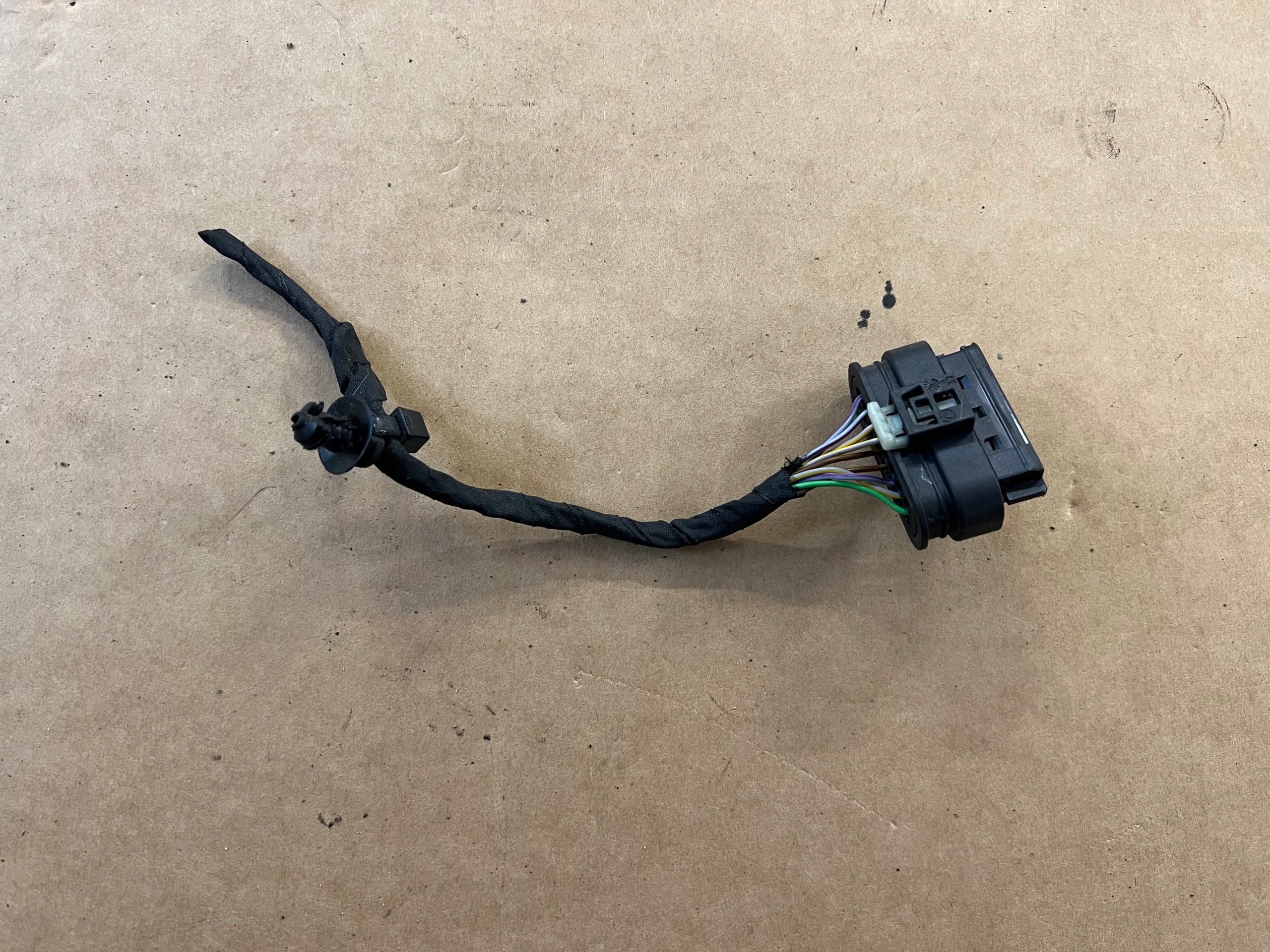 Роз'єм асистента зміни ременя безпеки BMW G21