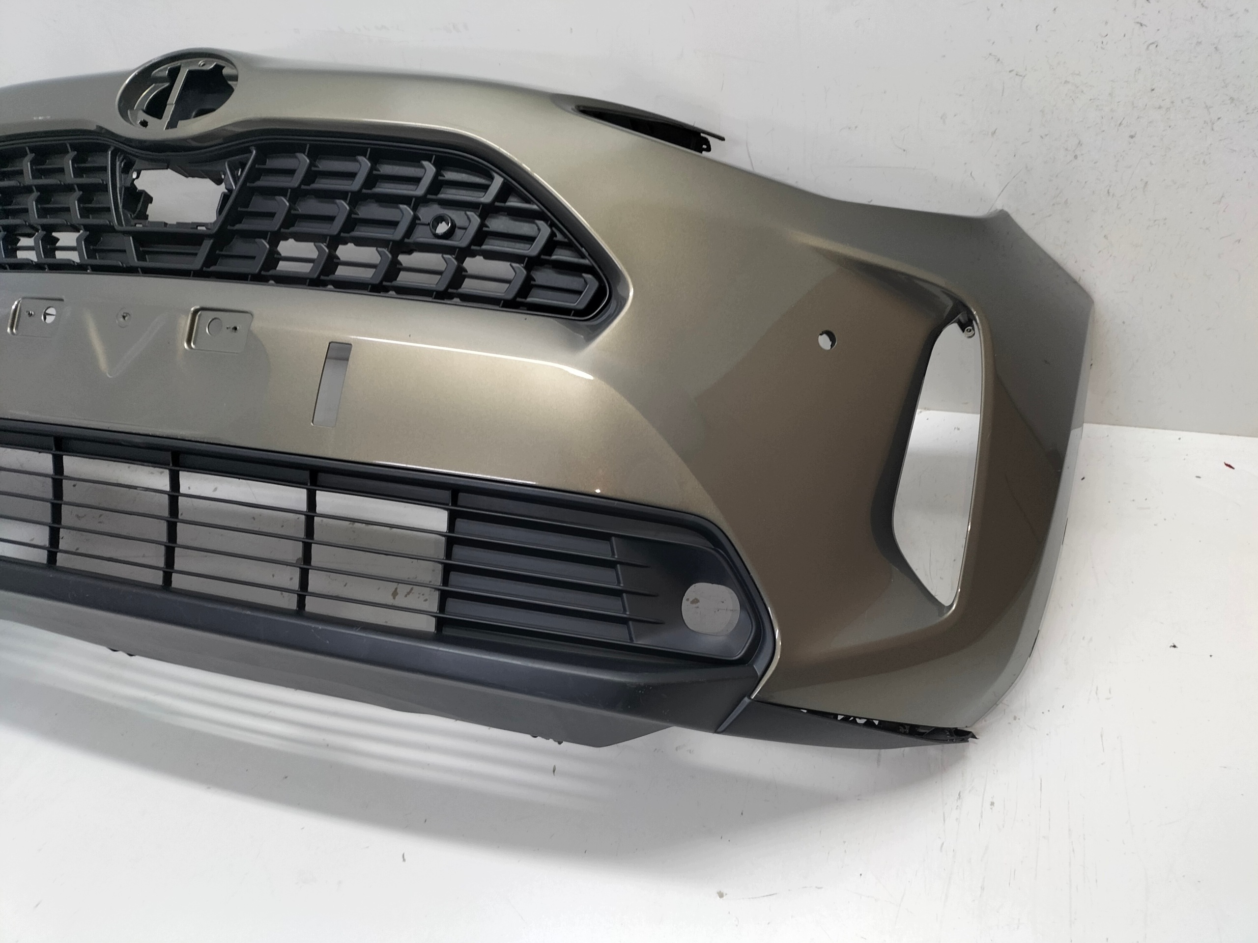 front bumper front TOYOTA YARIS CROSS 20