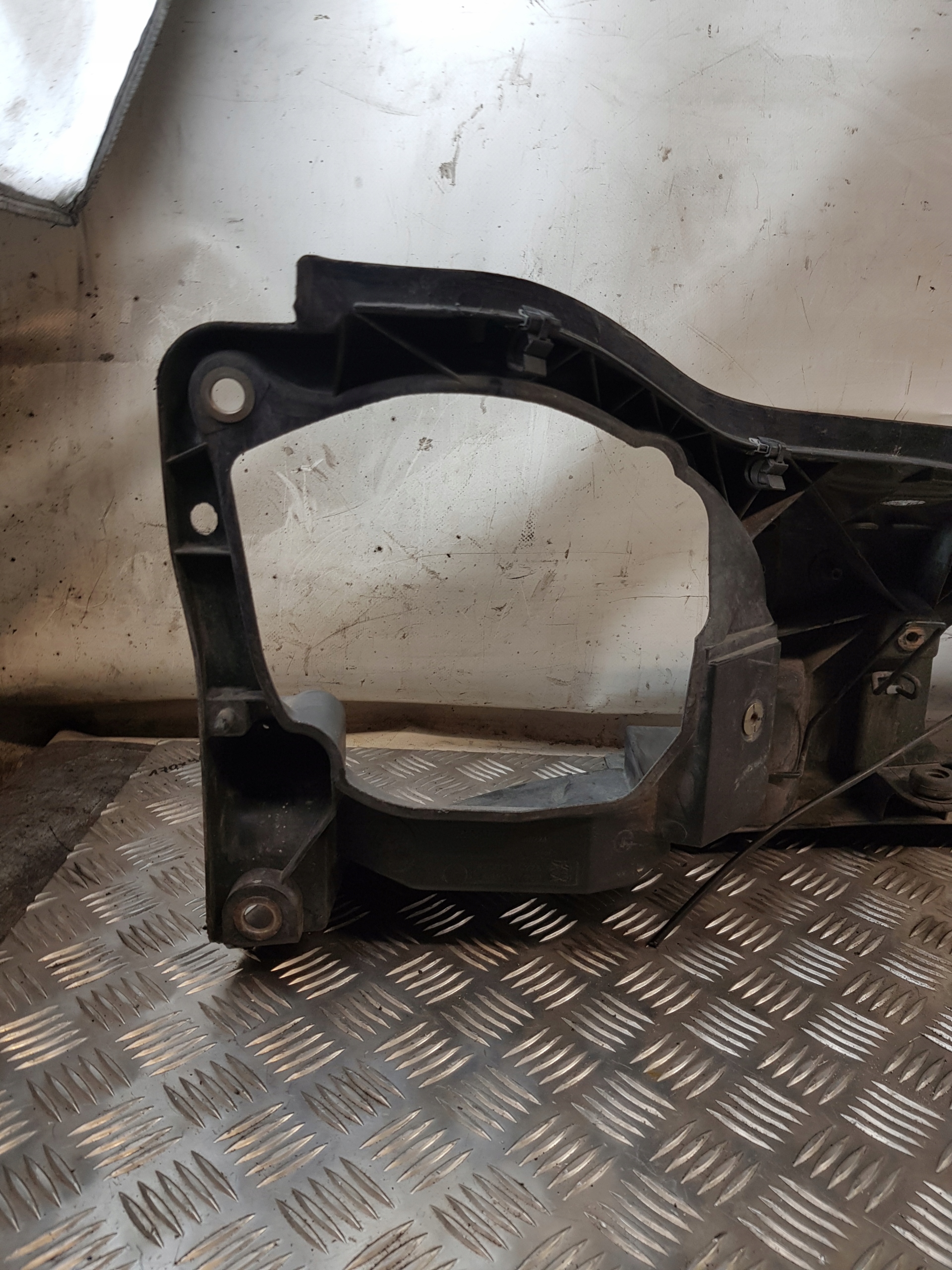 support panel for radiators pillar iron OE 8200274224 RENAULT TRAFIC II 03R- 1.9DCI