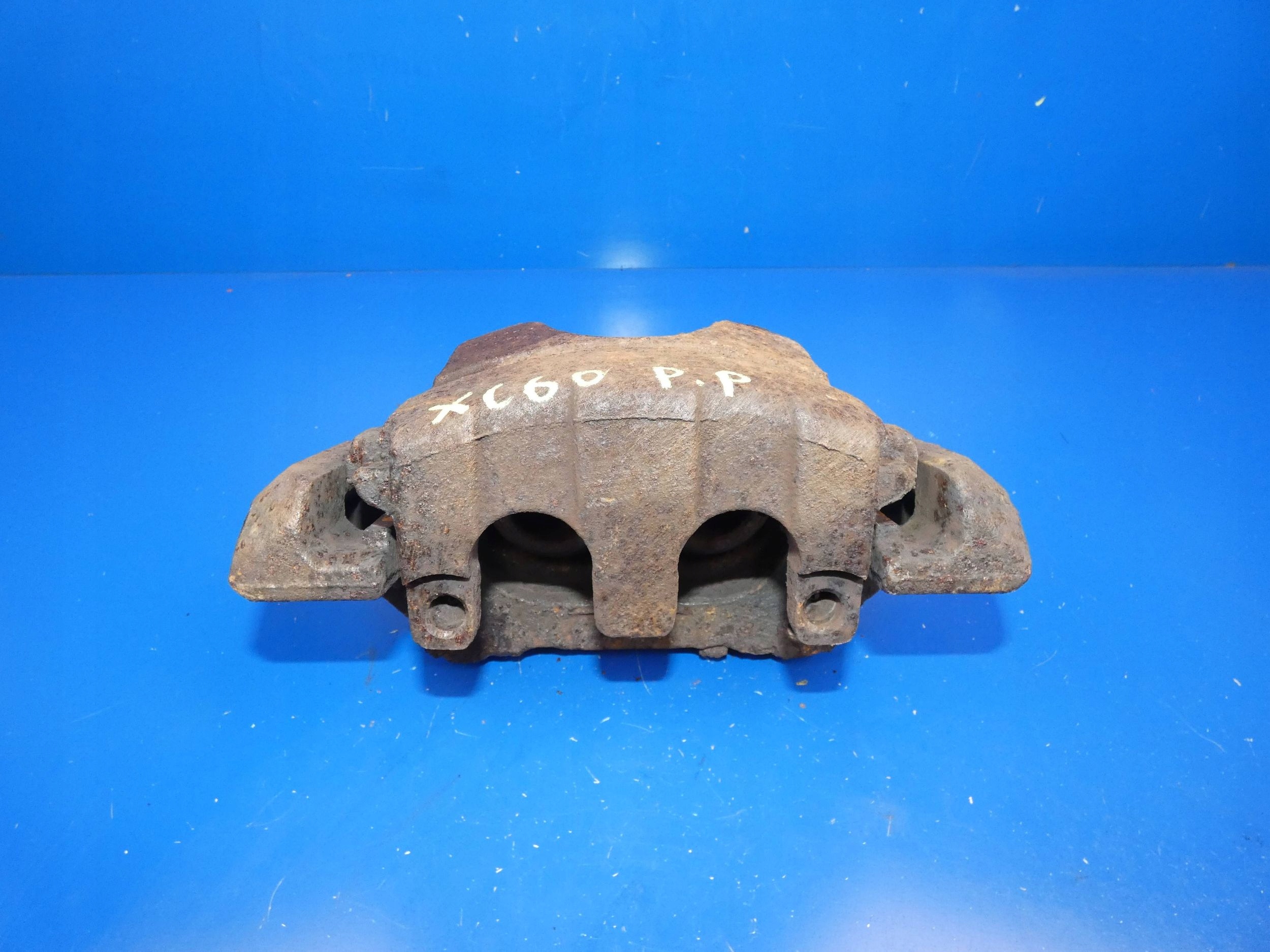 VOLVO XC60 and caliper brake right front front KOROZJA as for FOTO