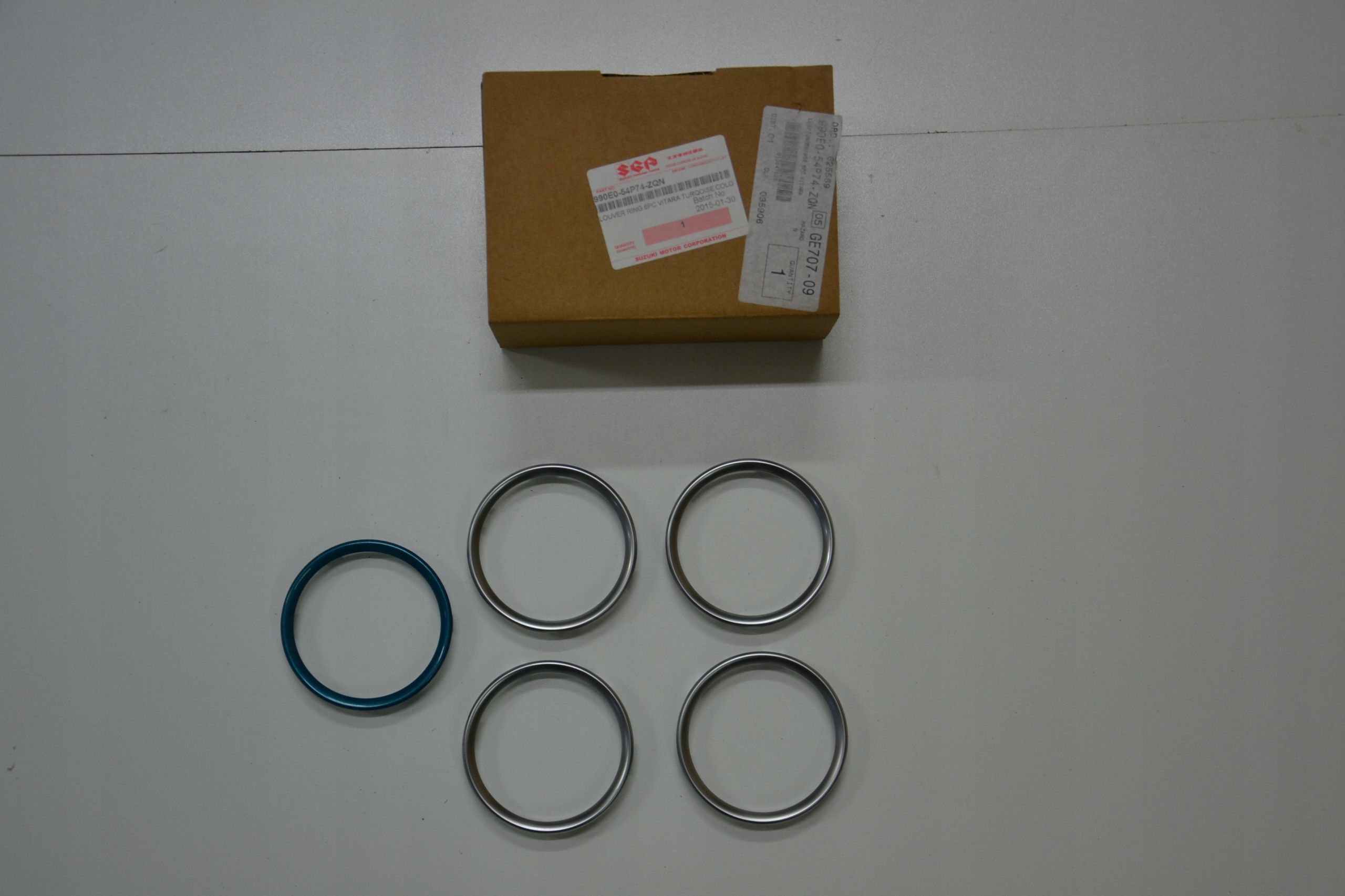 Suzuki Vitara III ветровая рамка 990E0-54P74 новый