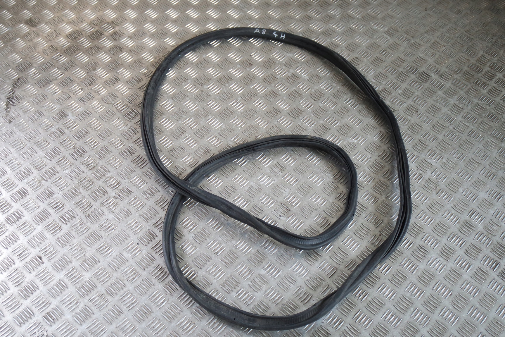 Audi A8 D4 4H уплотнение крышки багажника 4H0827705B