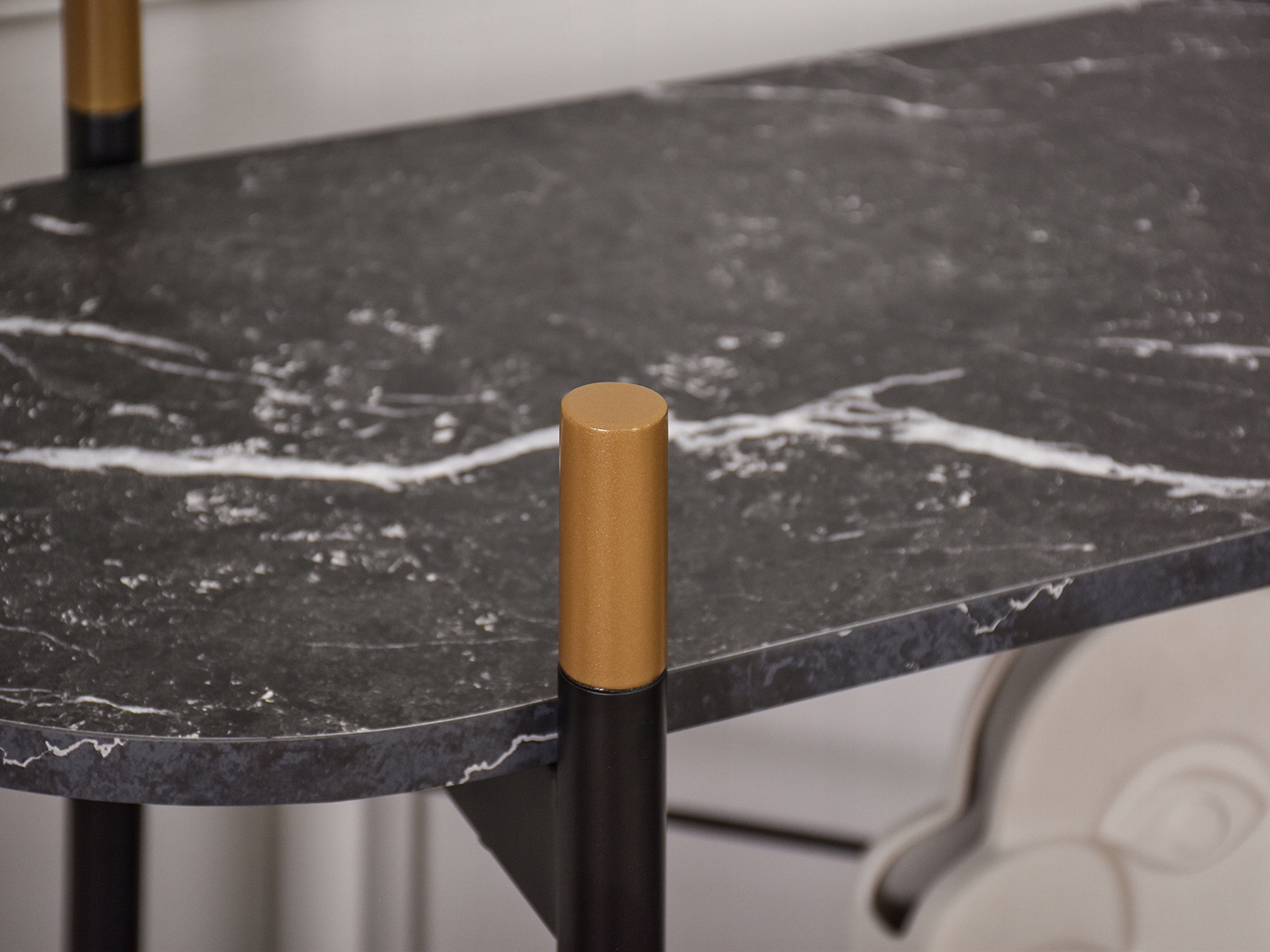 PRAKTYCZNA KONSOLA Z 3 PÓŁKAMI REGAŁ NISKI INGRID CIEMNY MARMUR GLAMOUR Wysokość mebla 99 cm