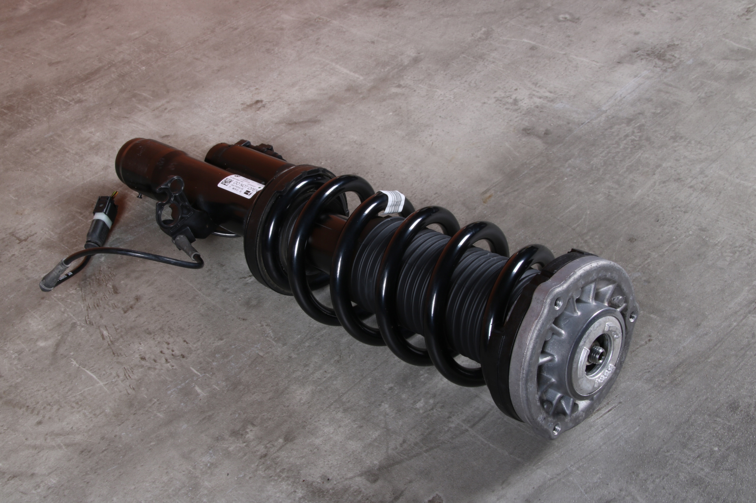 BMW 8 G16 X-DRIVE shock absorber left front front VDM 6878121