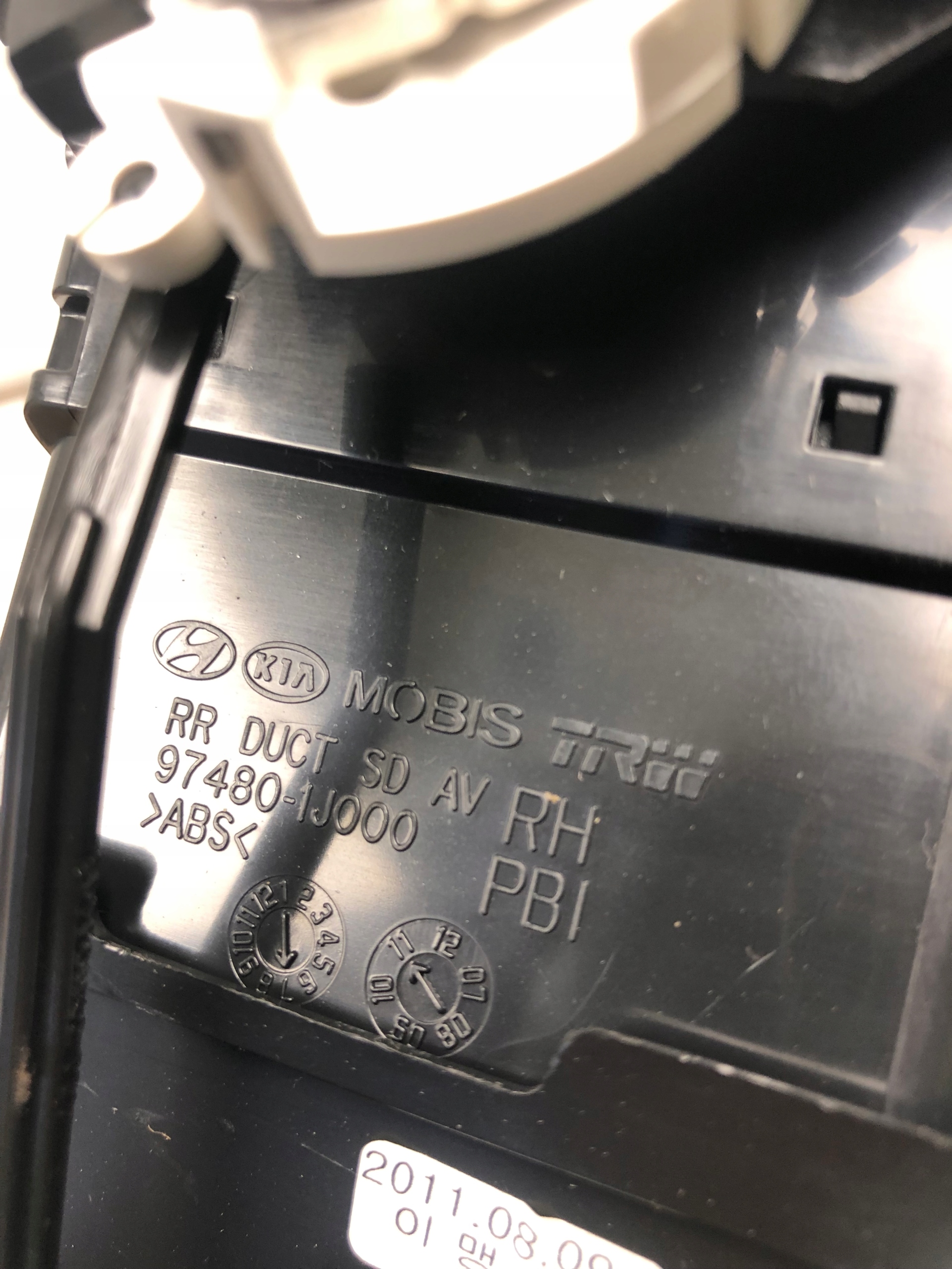 grid air conditioning devices right HYUNDAI I20 97480-1J000