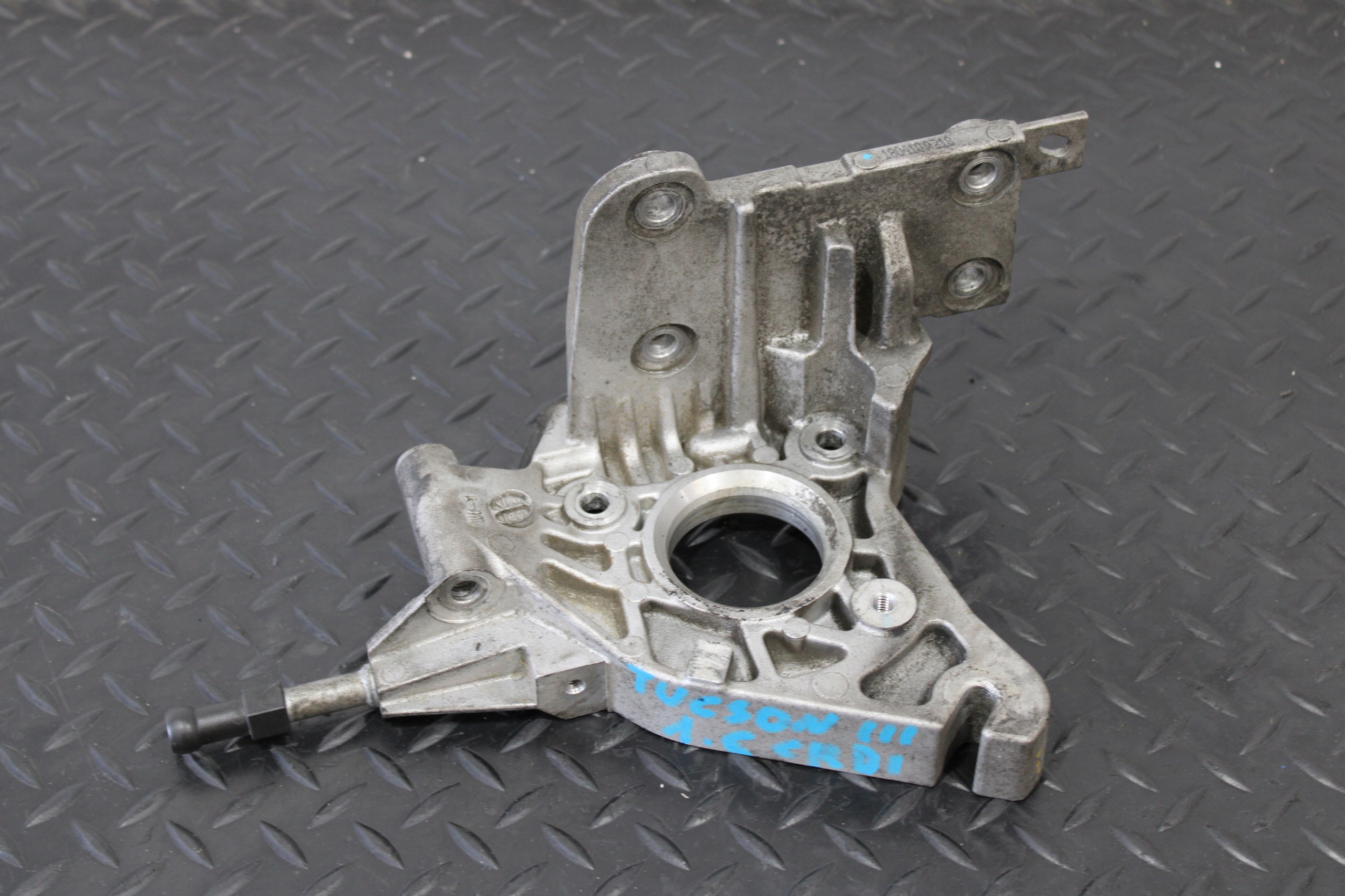 Support Support plaque Pompe d’injection HYUNDAI TUCSON III 3 180410A218