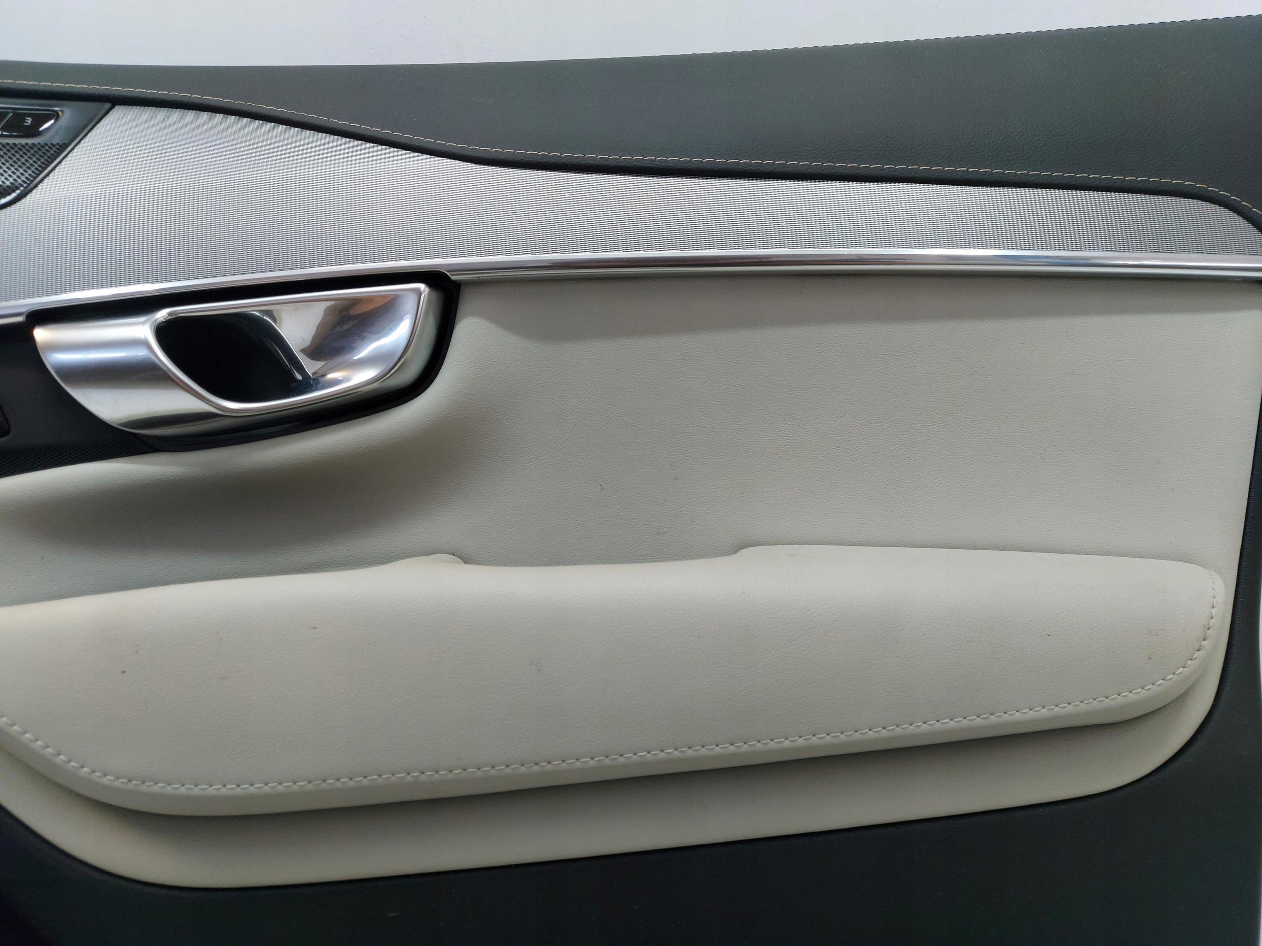 Volvo XC90 II LIFT B5 2021 side door right front