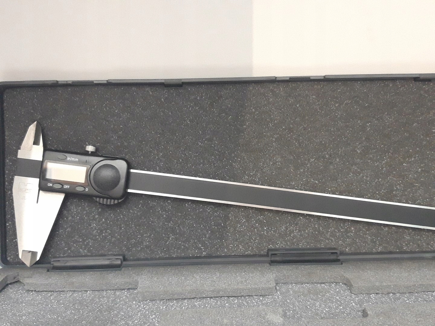 Digitální posuvné měřítko s plastovým krytem 0-300 mm