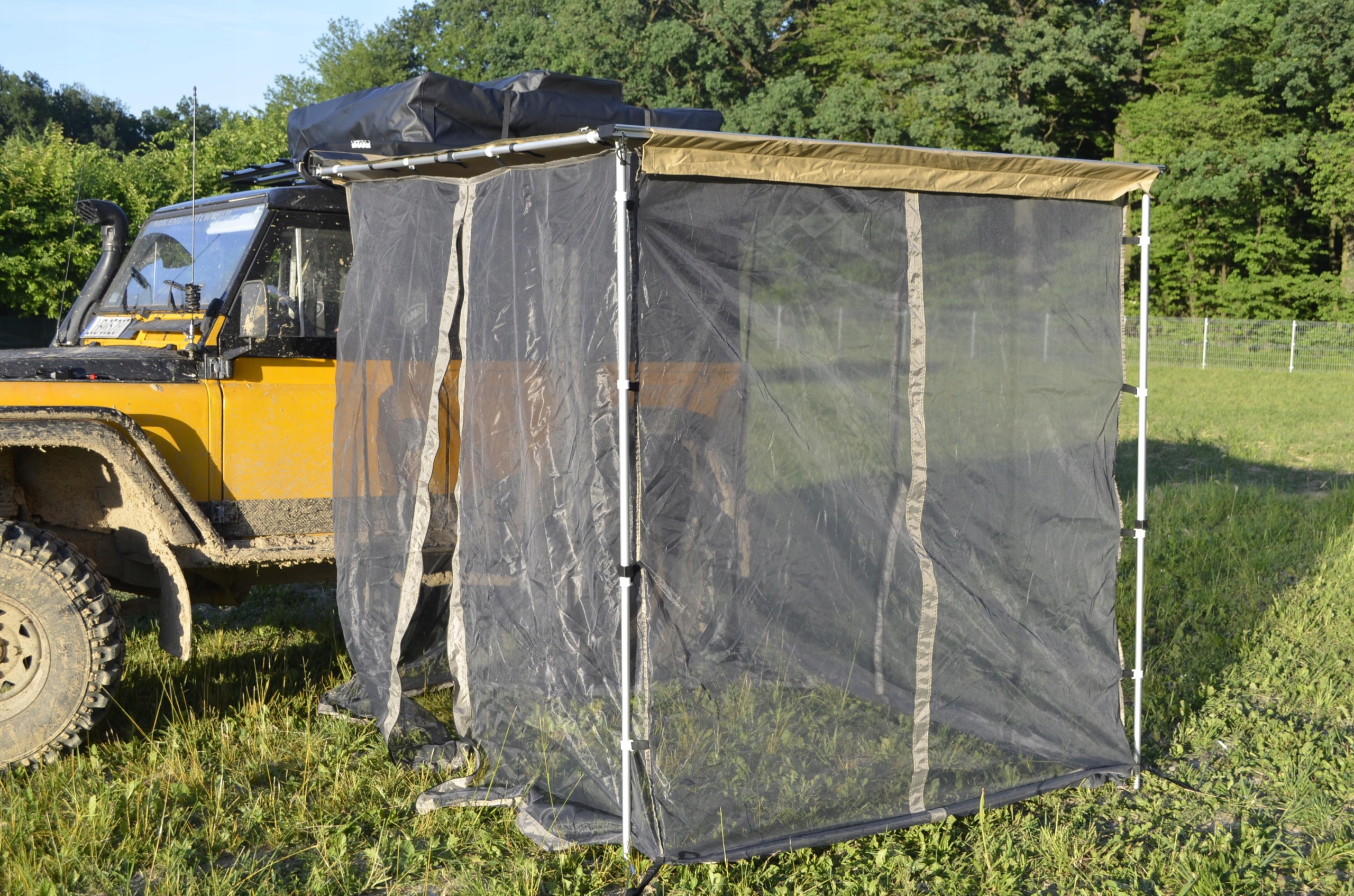 MOSKITIERA DO MONTAŻU Z ZADASZENIEM SZEROKOŚĆ 1,4m x 2,2m (DŁUGOŚĆ OD AUTA)