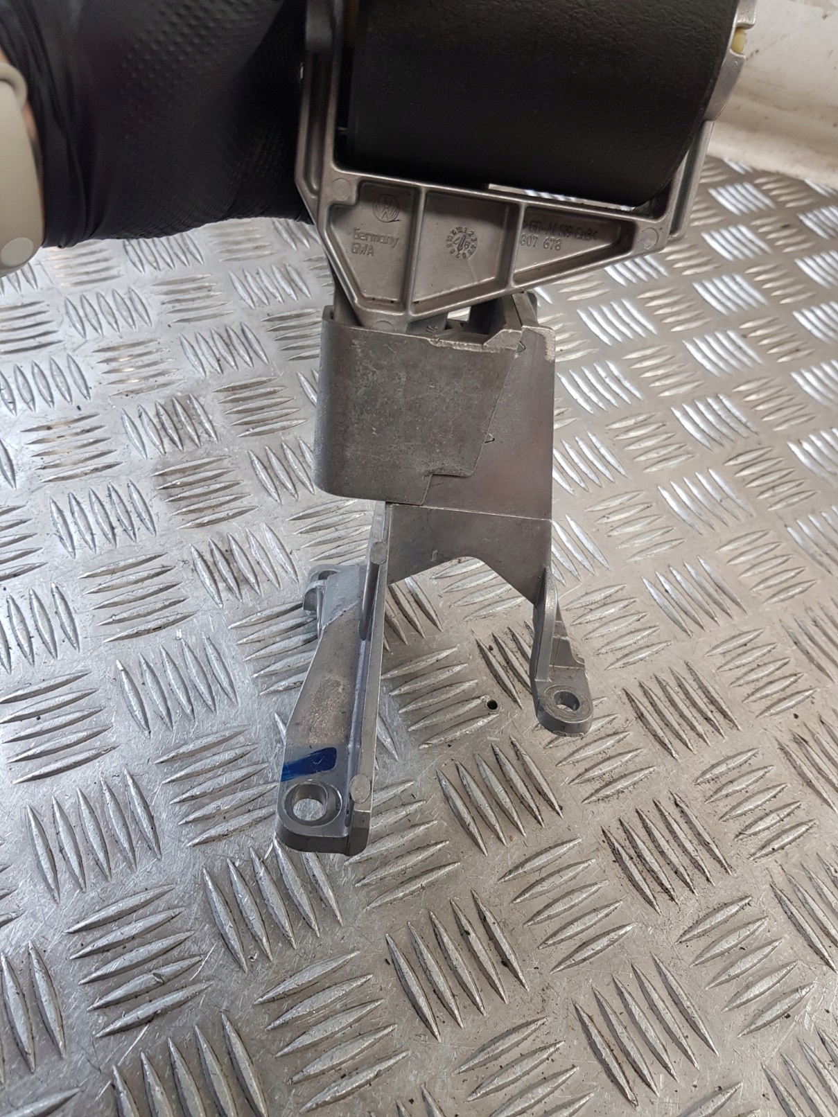armrest + holder bracket 1J0864273B VW GOLF IV 98R