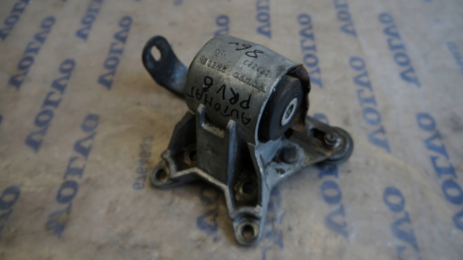 1273223 - ЛАПА КОРОБКИ ПЕРЕДАЧ ЛАПА VOLVO 740 760 780 PRV6
