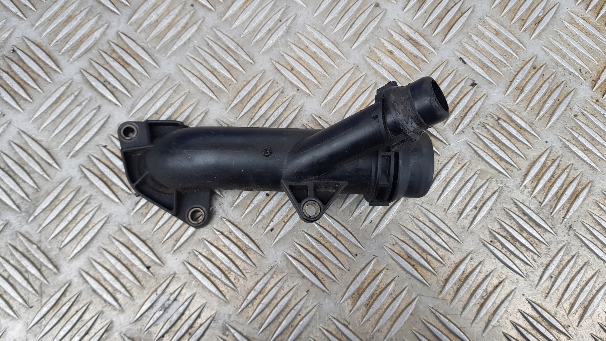 BMW E90 E87 2.0 prirubnica vode 7505055