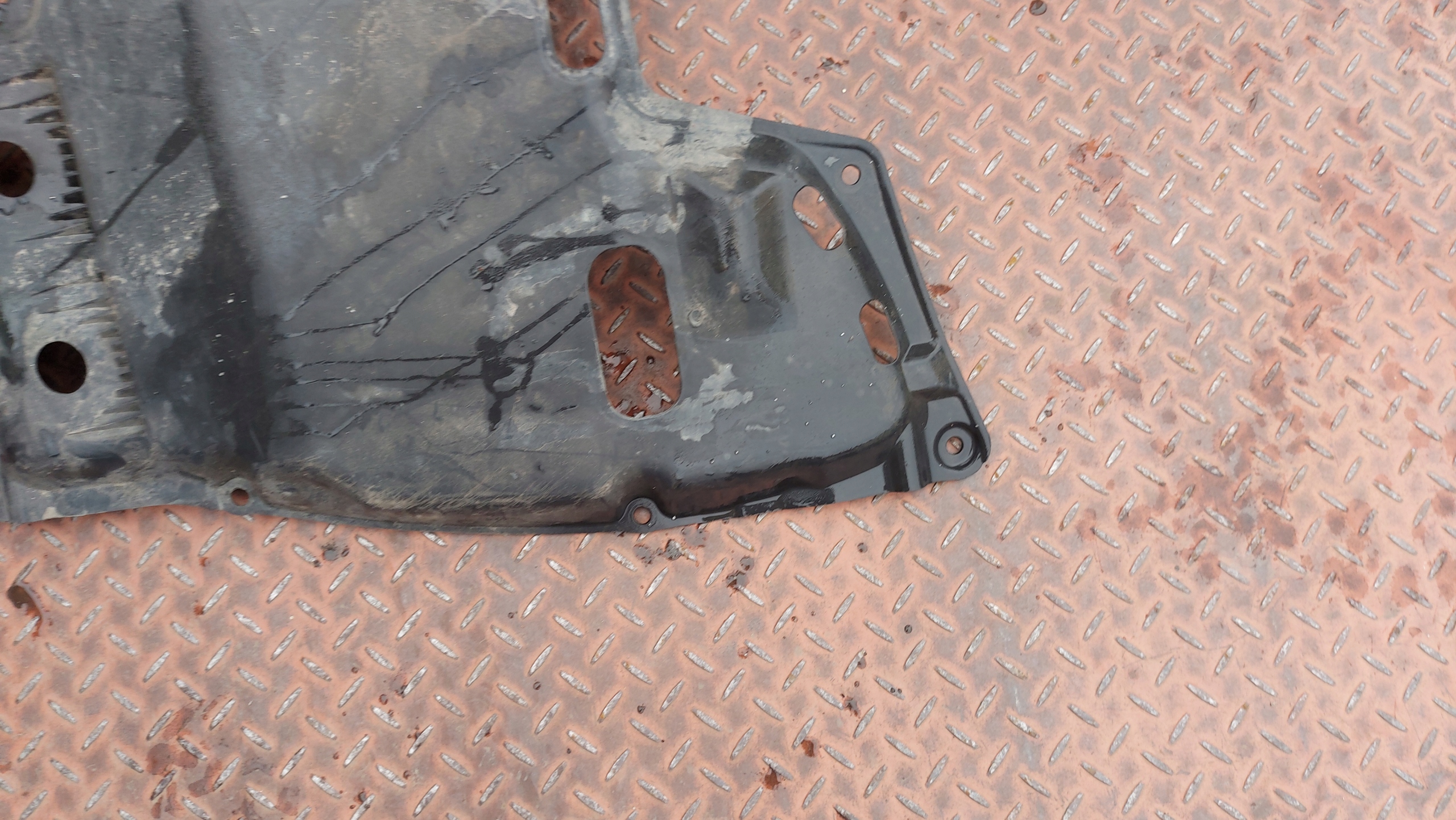 motor cover lower left TOYOTA COROLLA VERSO 04