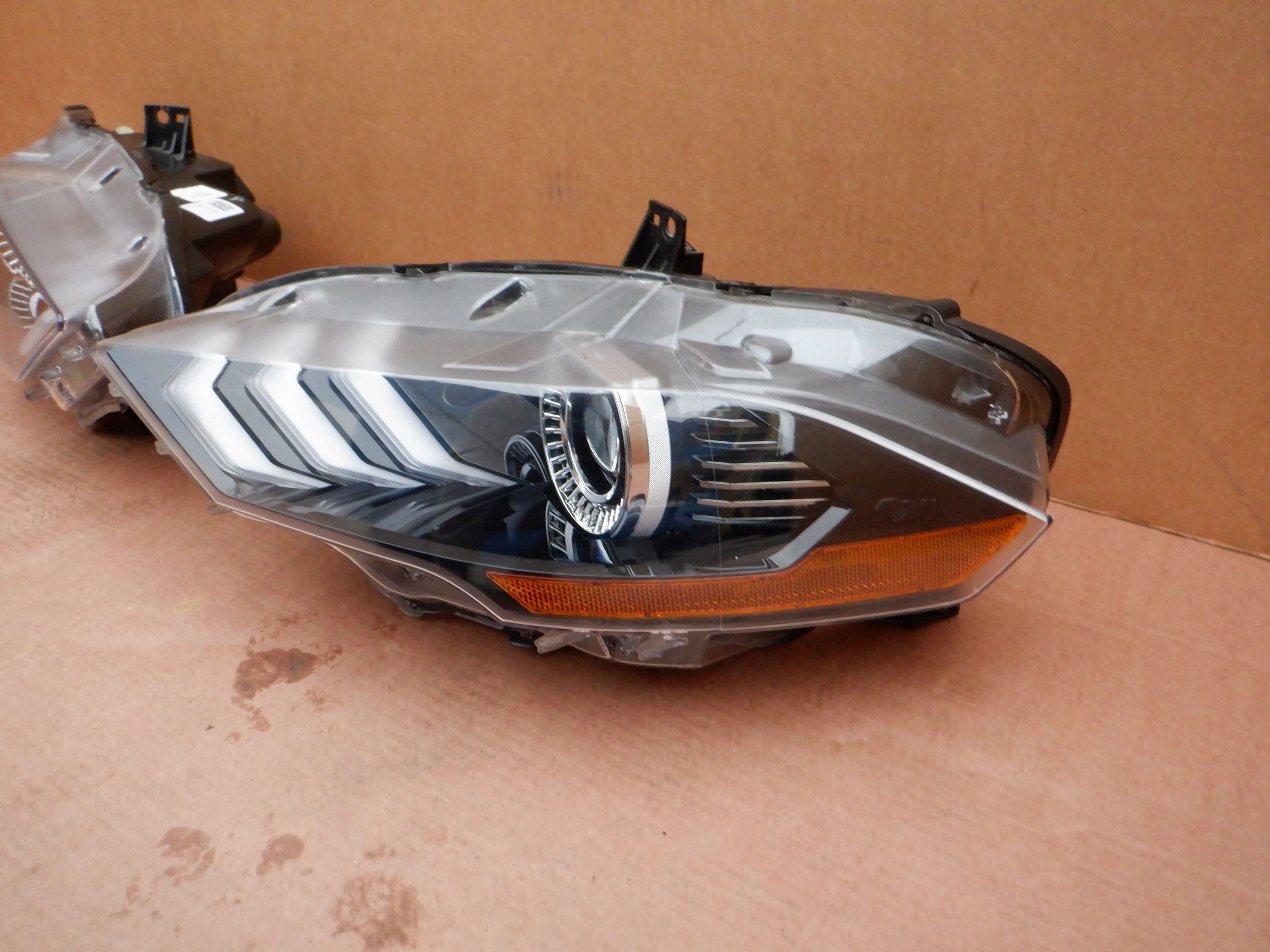 LAMPA FULL LED FORD MUSTANG VI LIFT USA Strona zabudowy lewe + prawe