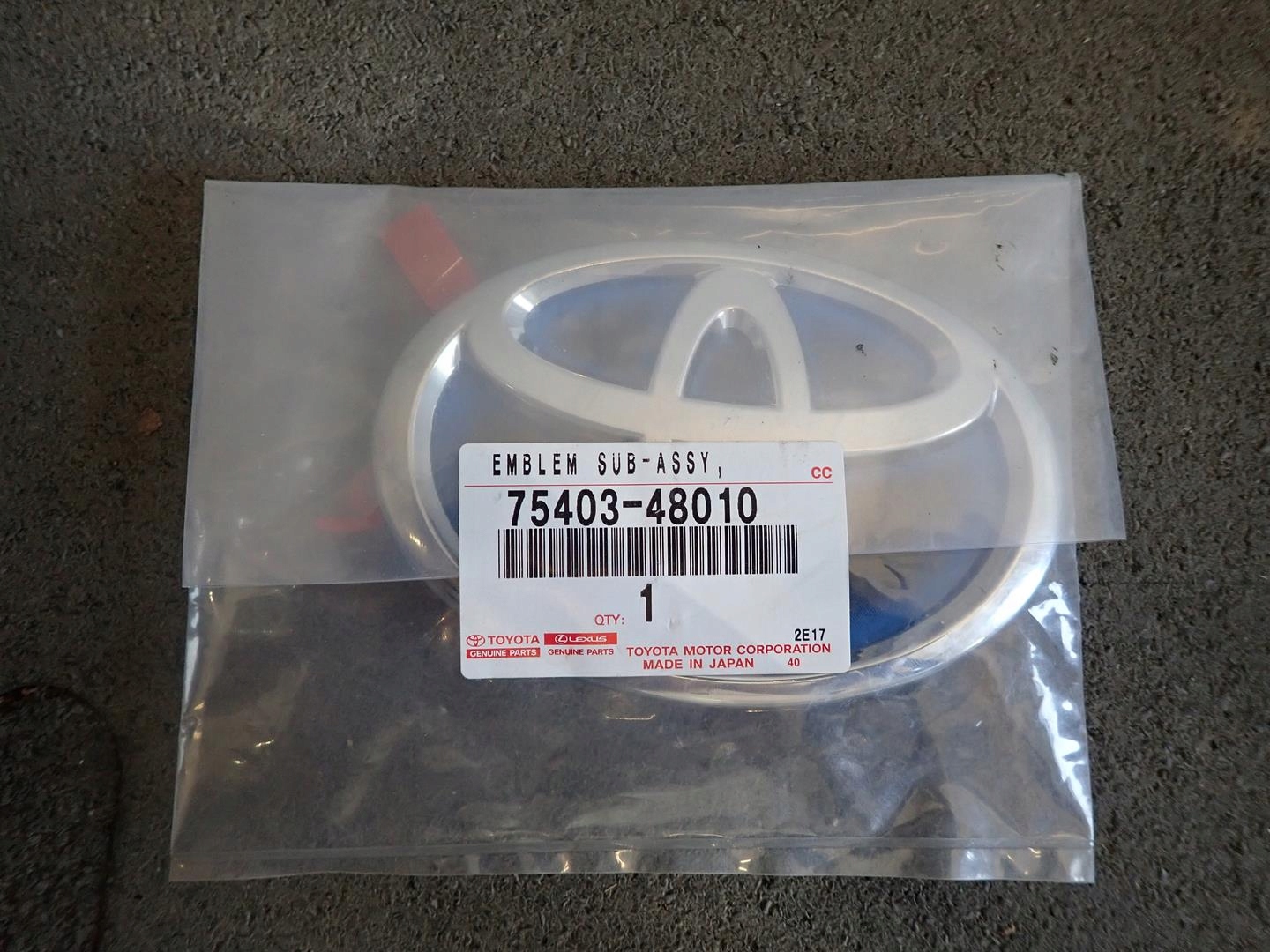 Emblemat znaczek klapy TOYOTA CAMRY PRIUS 75403-48010