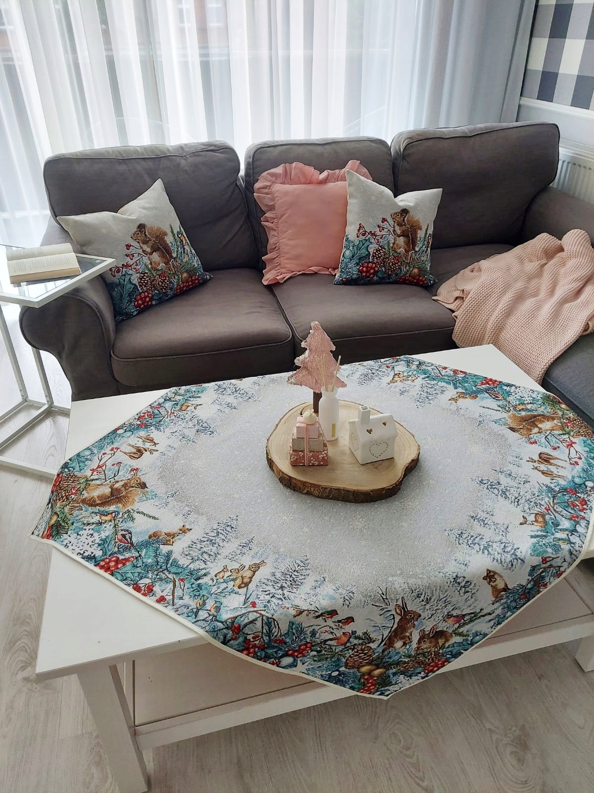 Ubrus s lesními zvířaty 100x100 cm V12