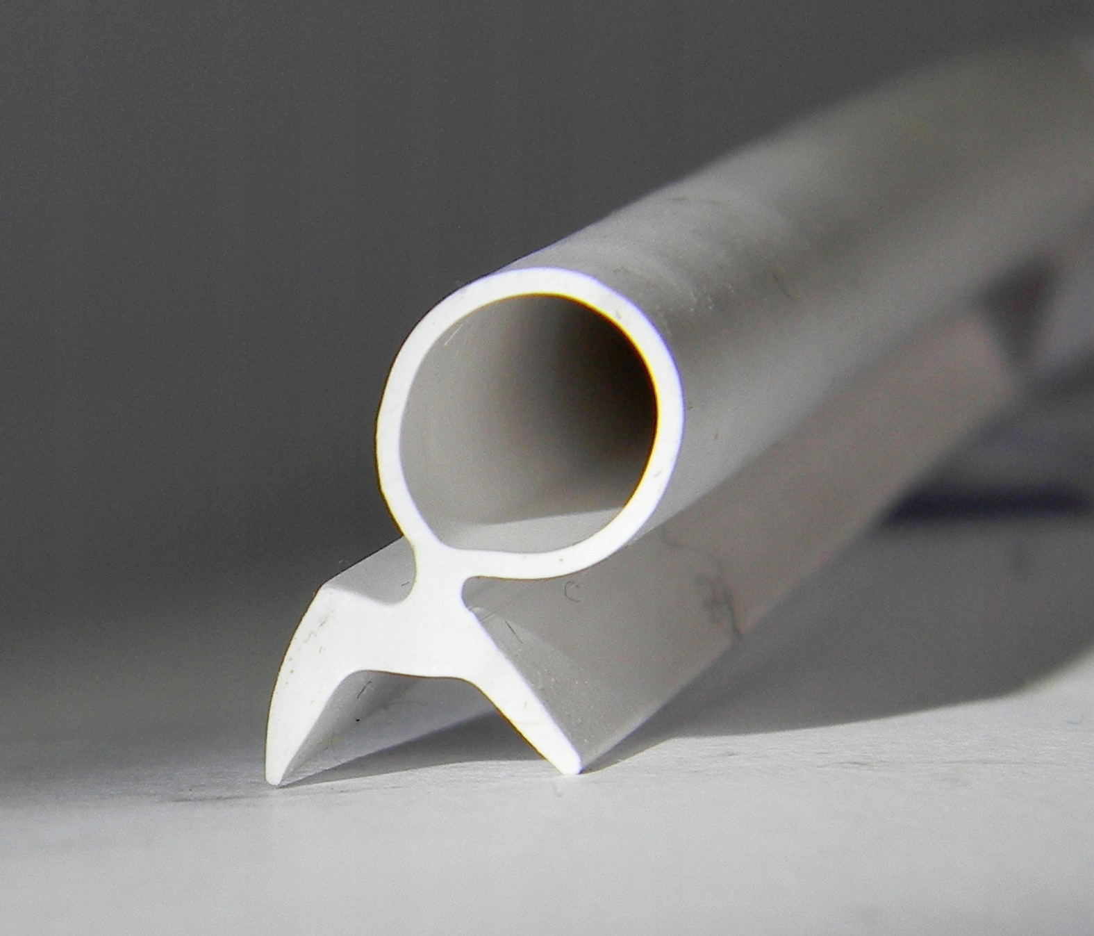 USZCZELKA RYBKA DRZWI SKRZYDŁO STALOWE BIAŁA 1mb Kod producenta RYBKA BIAŁA