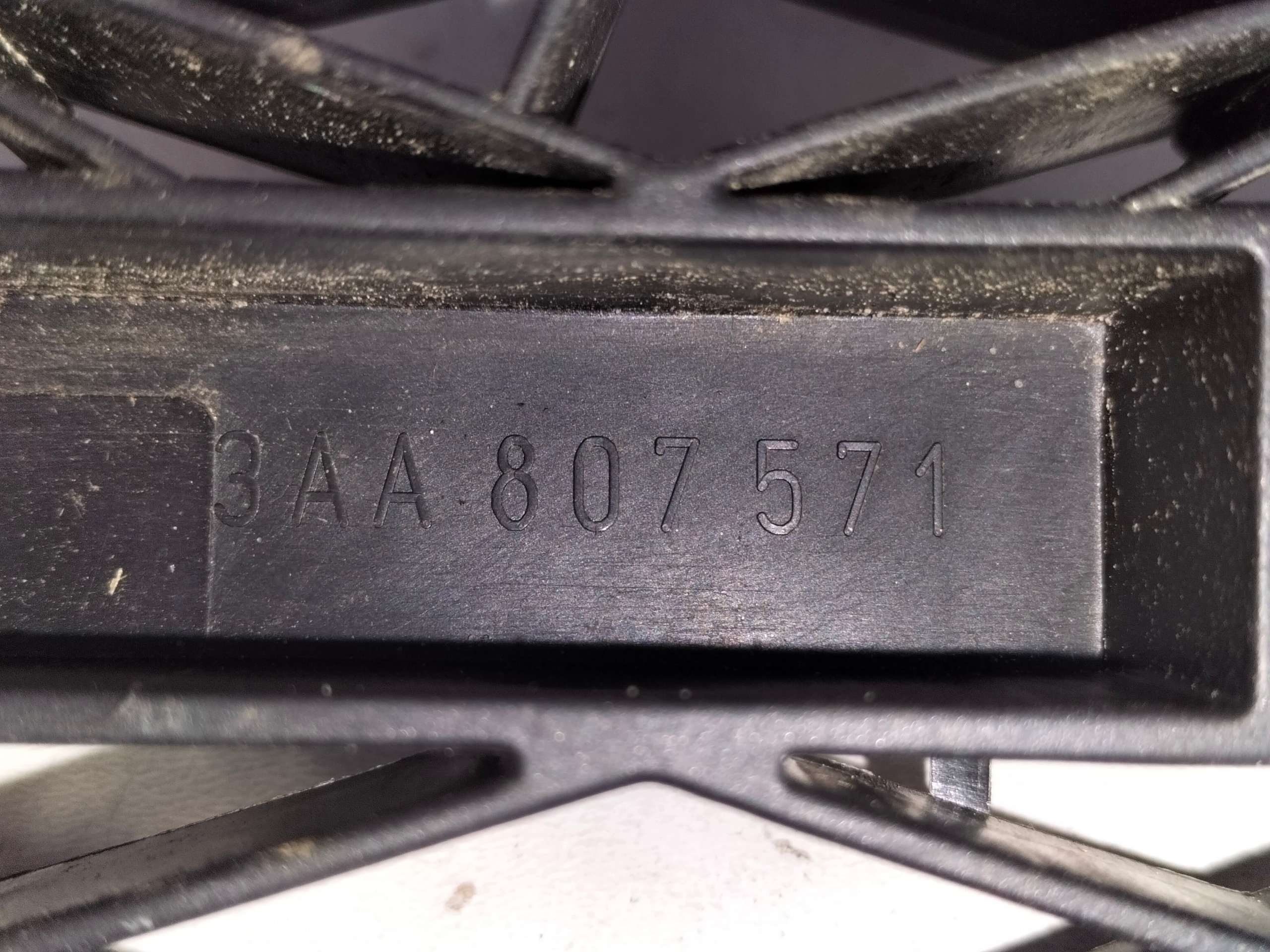 bumper bracket front console central grille VW PASSAT B7 10-14