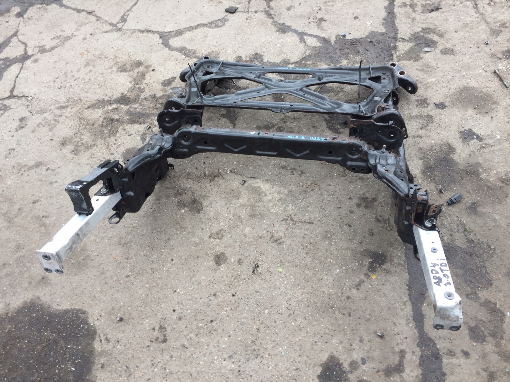AUDI A8 D4 3.0 TDI QUATTRO subframe axle beam front