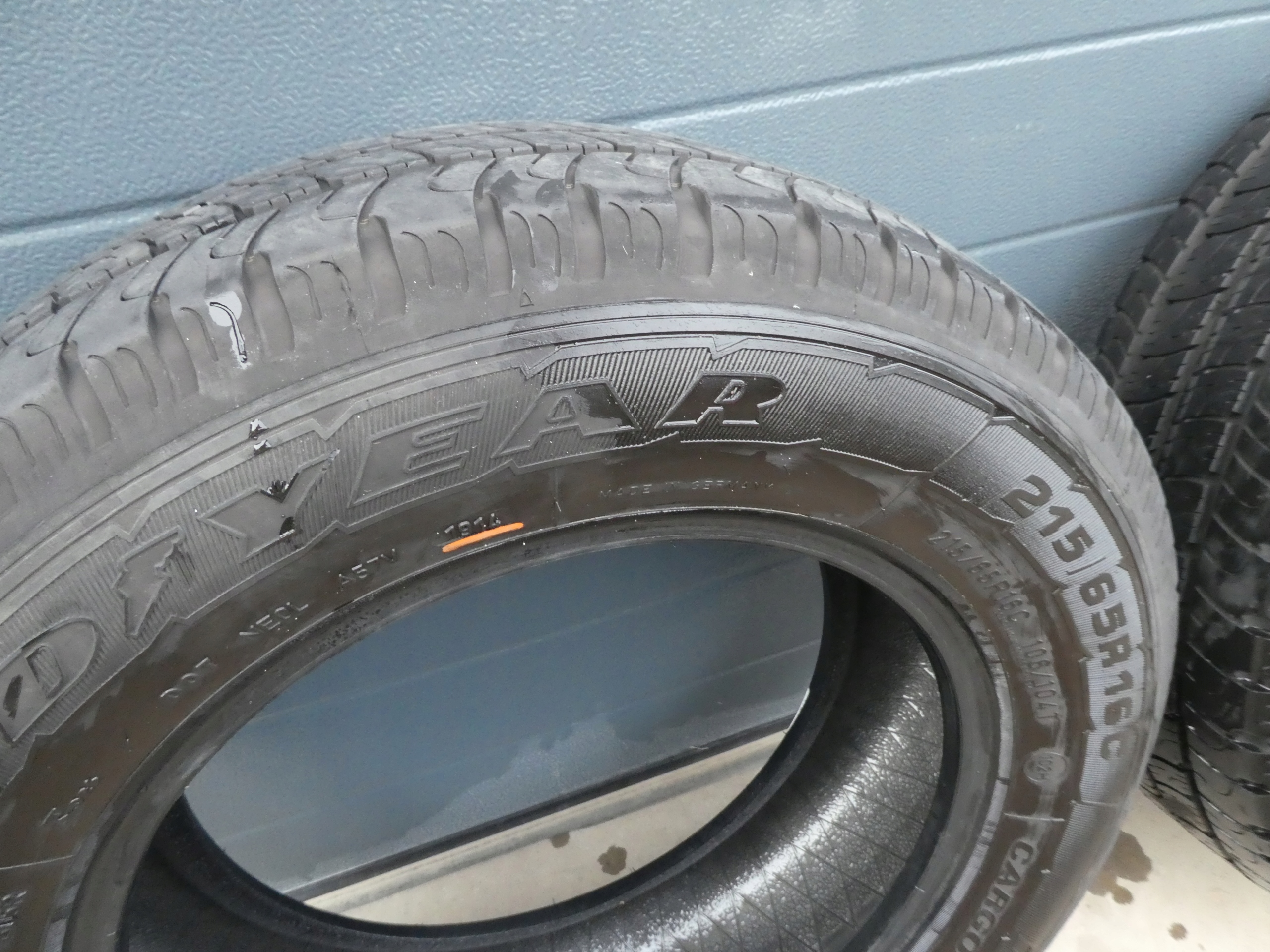 2X tyres Goodyear 215/65/16C 2014R