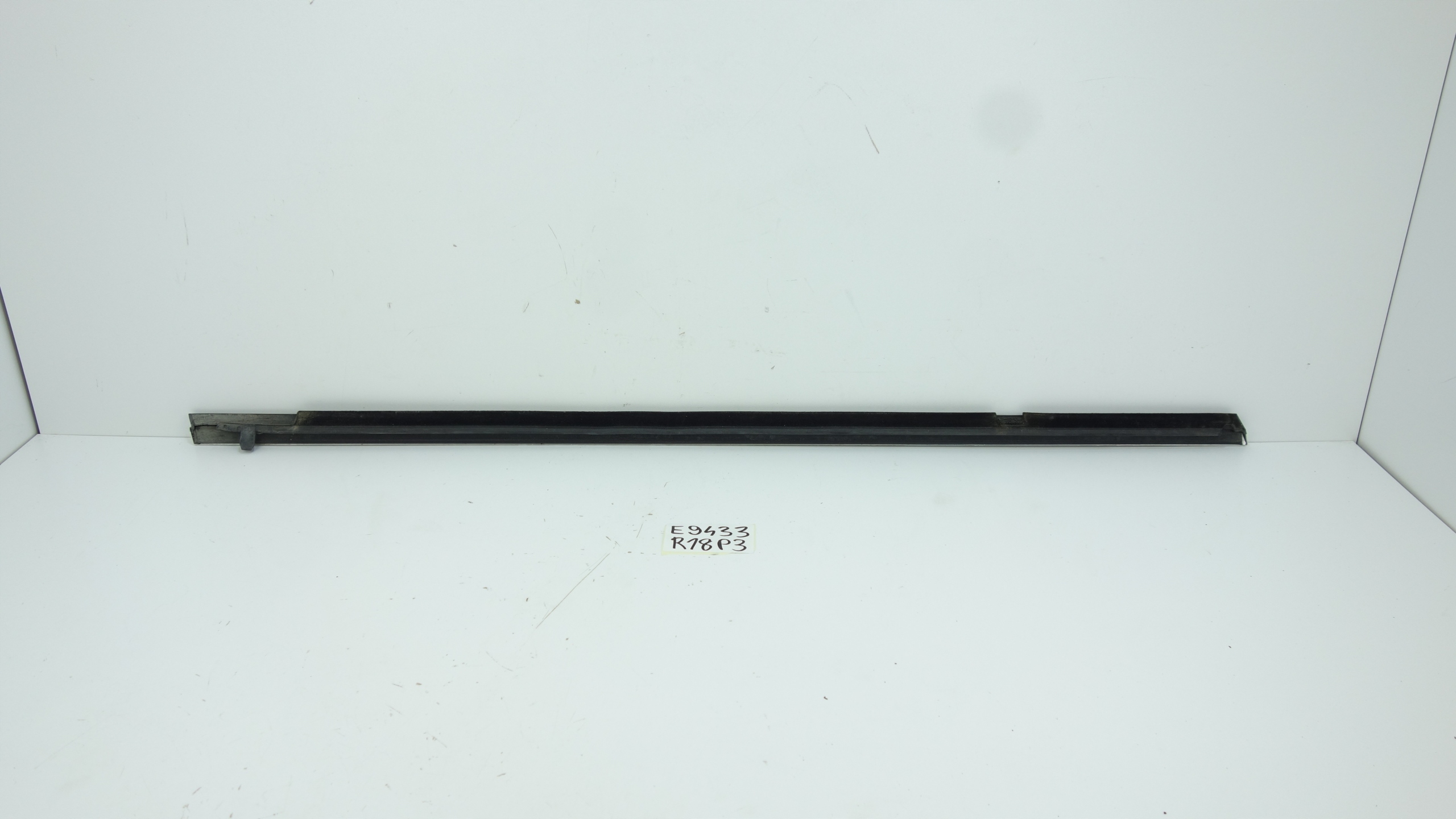 PEUGEOT 5008 and 2009- moulding dust windows door left front 9309S4