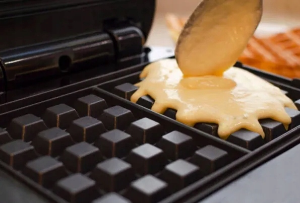 Gofrownica ADLER Mocna Na 2 Duże Chrupiące Gofry Regulacją Temp 2000 W Waga produktu z opakowaniem jednostkowym 2.62 kg