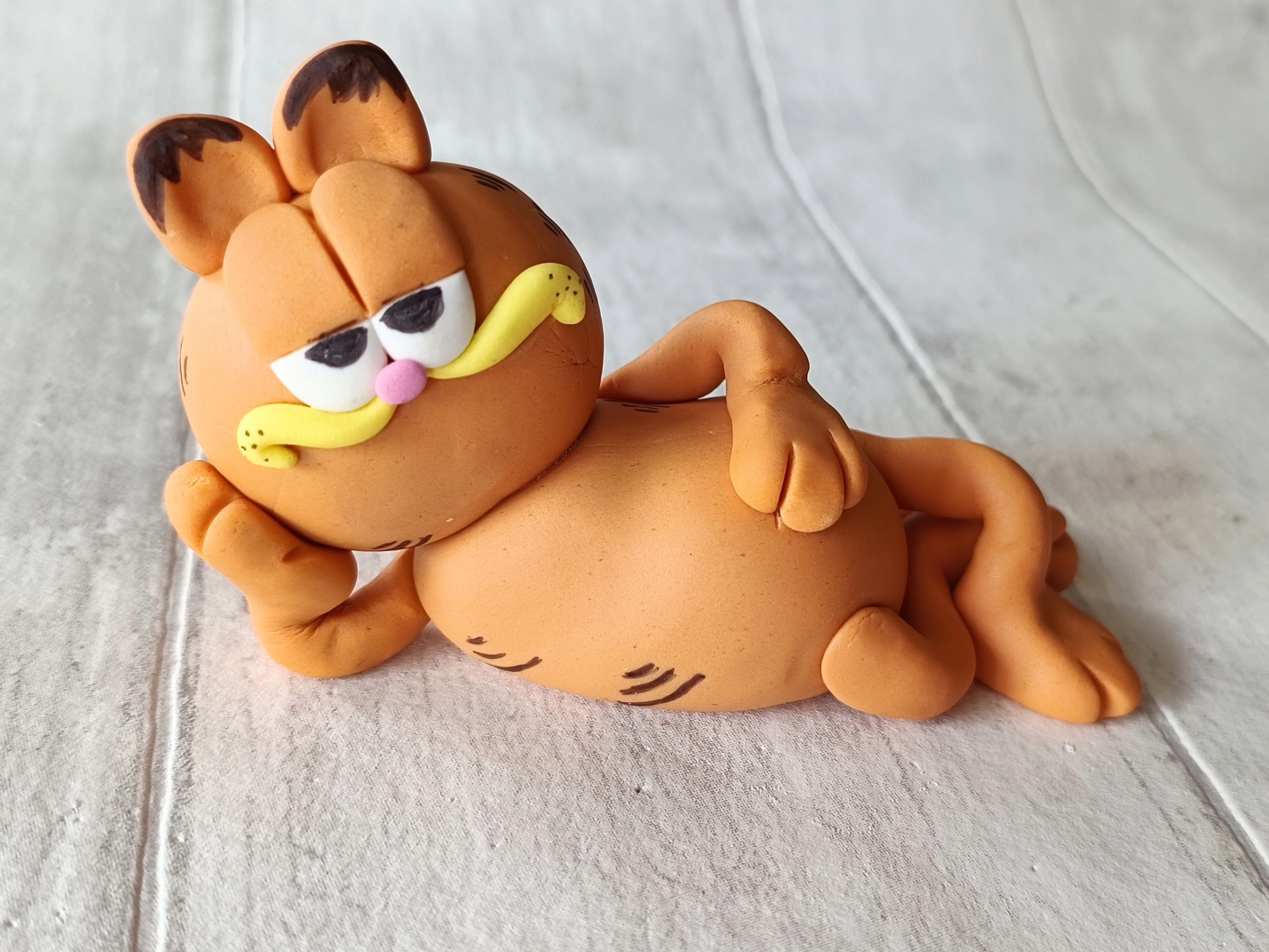 kocour Garfield – figurka z cukrové hmoty, velká na dort