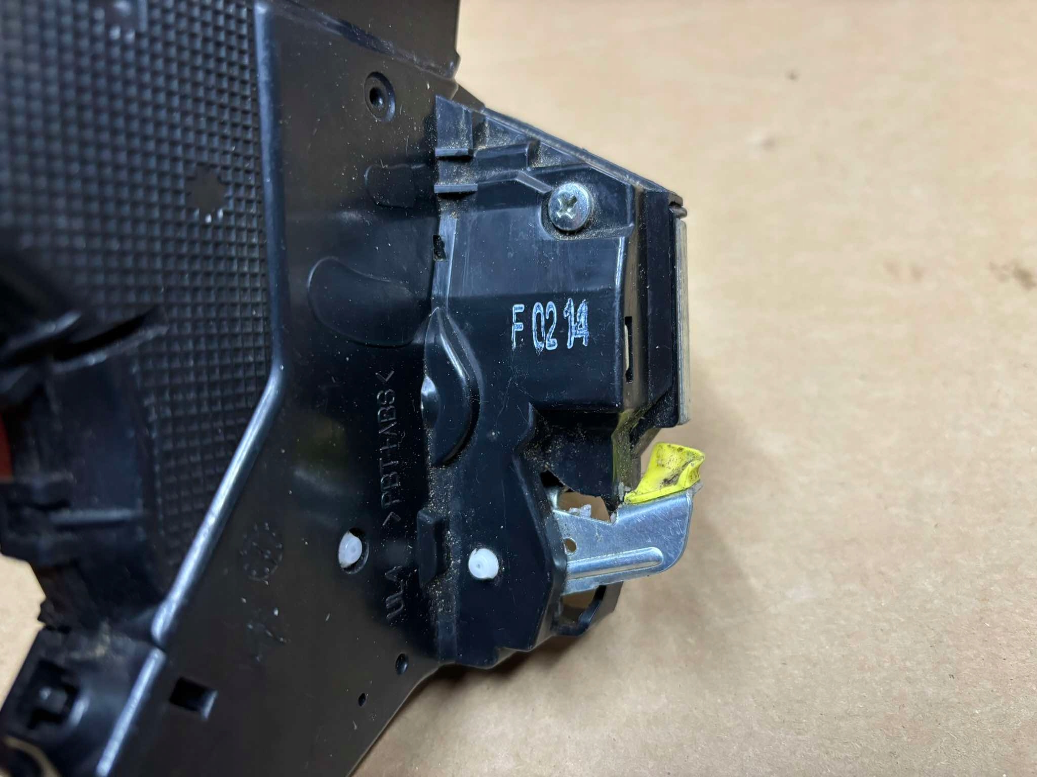 lock door left rear part TOYOTA AURIS A084219