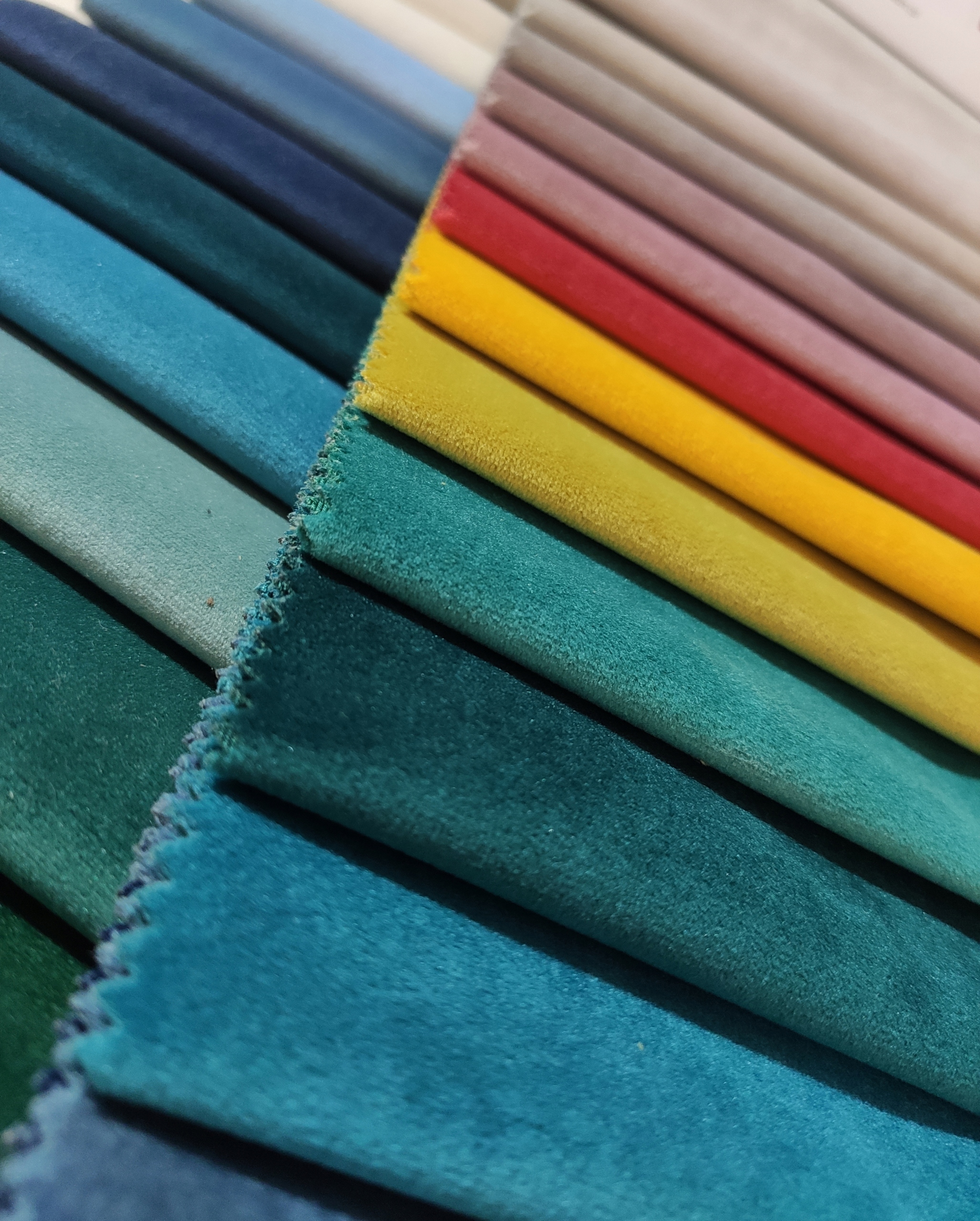 Образцы материалов для обивочных панелей