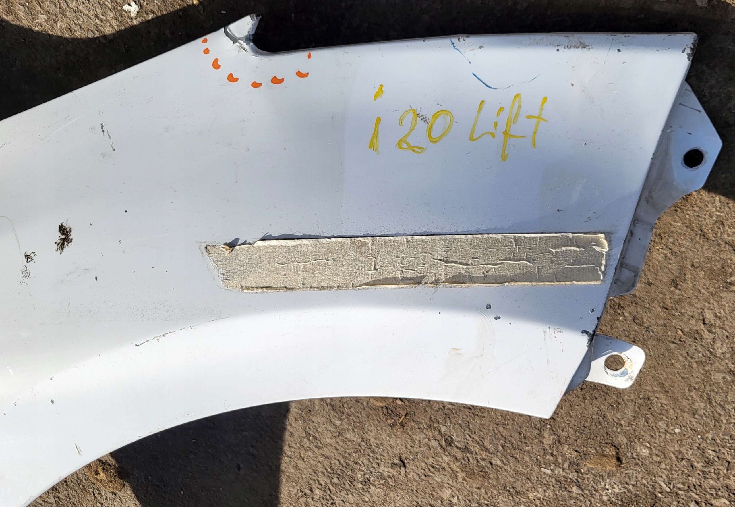 fender right front HYUNDAI i20 original BIALY