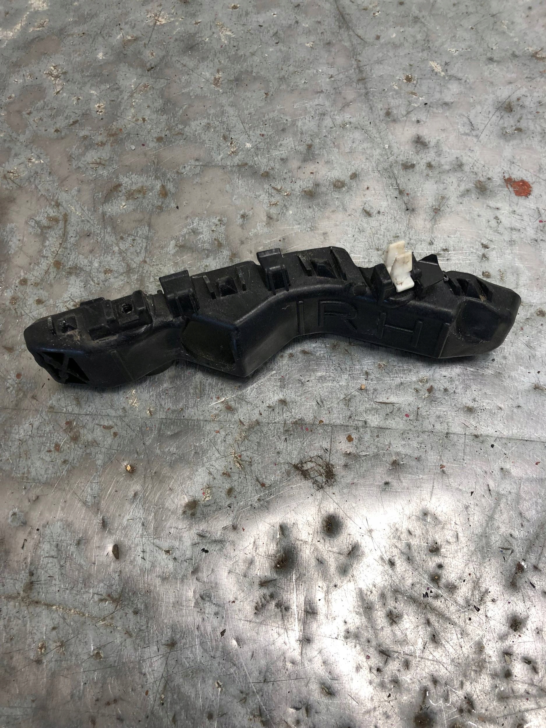 bumper bracket right front KIA PICANTO III 86516-G6000