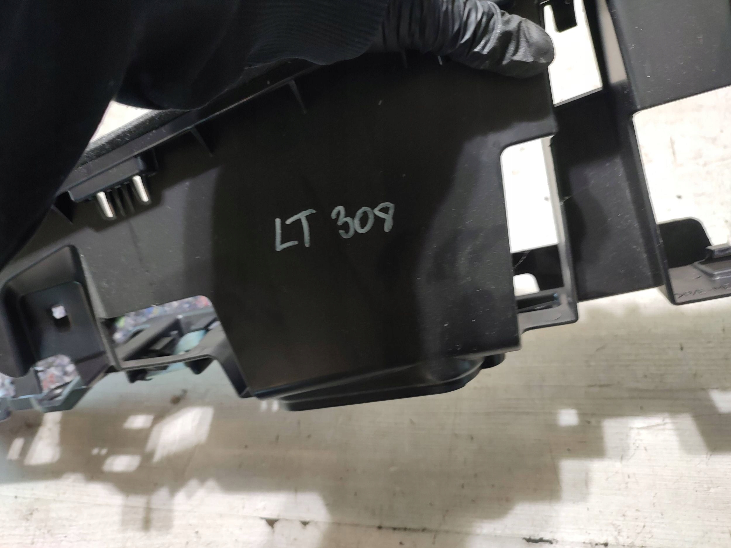 Peugeot 308 2019 rear part side left element wykonczenia boot