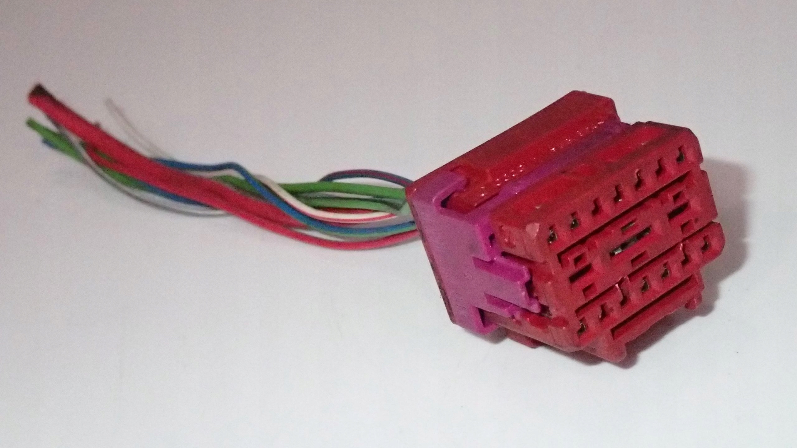 KOSTKA WTYCZKA ZŁĄCZE CZERWONA AUDI A6 4F0972483B