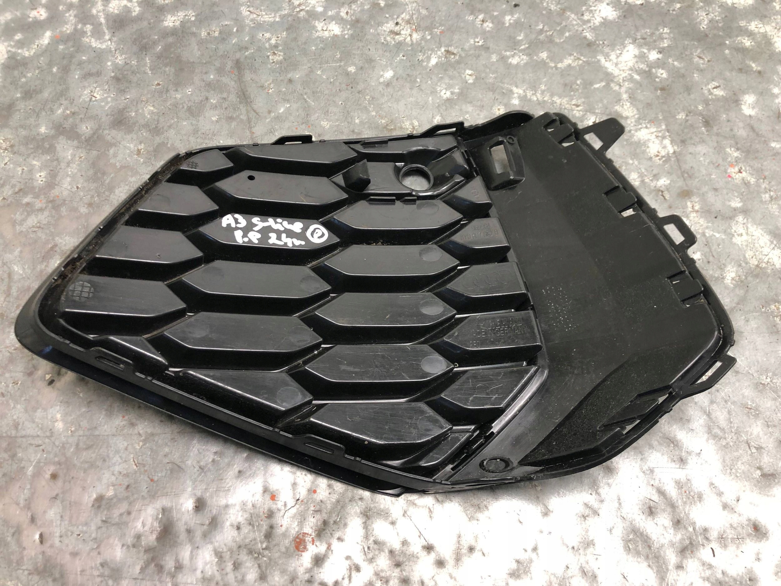 grid of a bumper right front AUDI A3 8Y S-LINE 8Y0807682B
