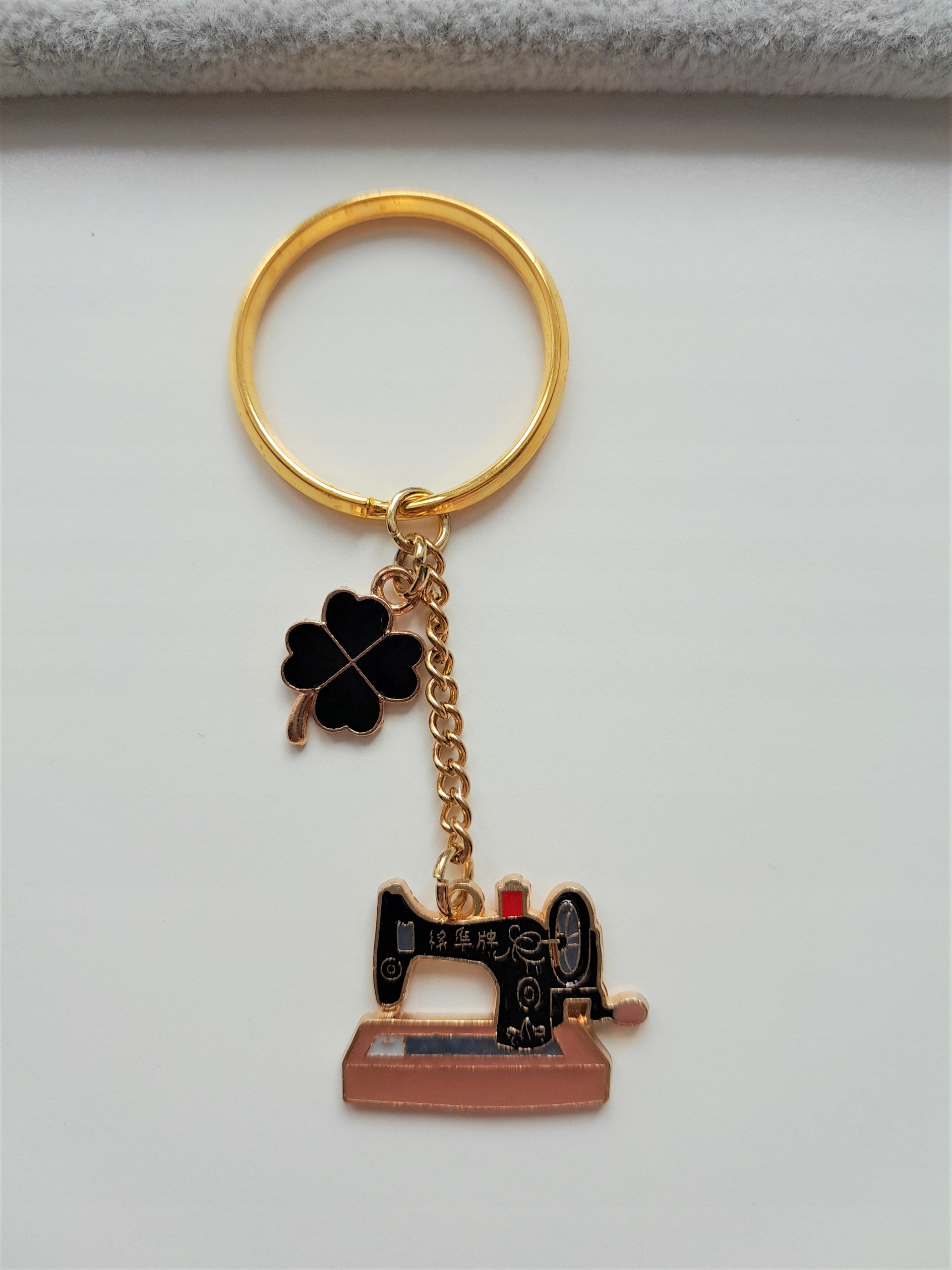 

Złoty Brelok Krawiec Krawcowa Maszyna Do Szycia