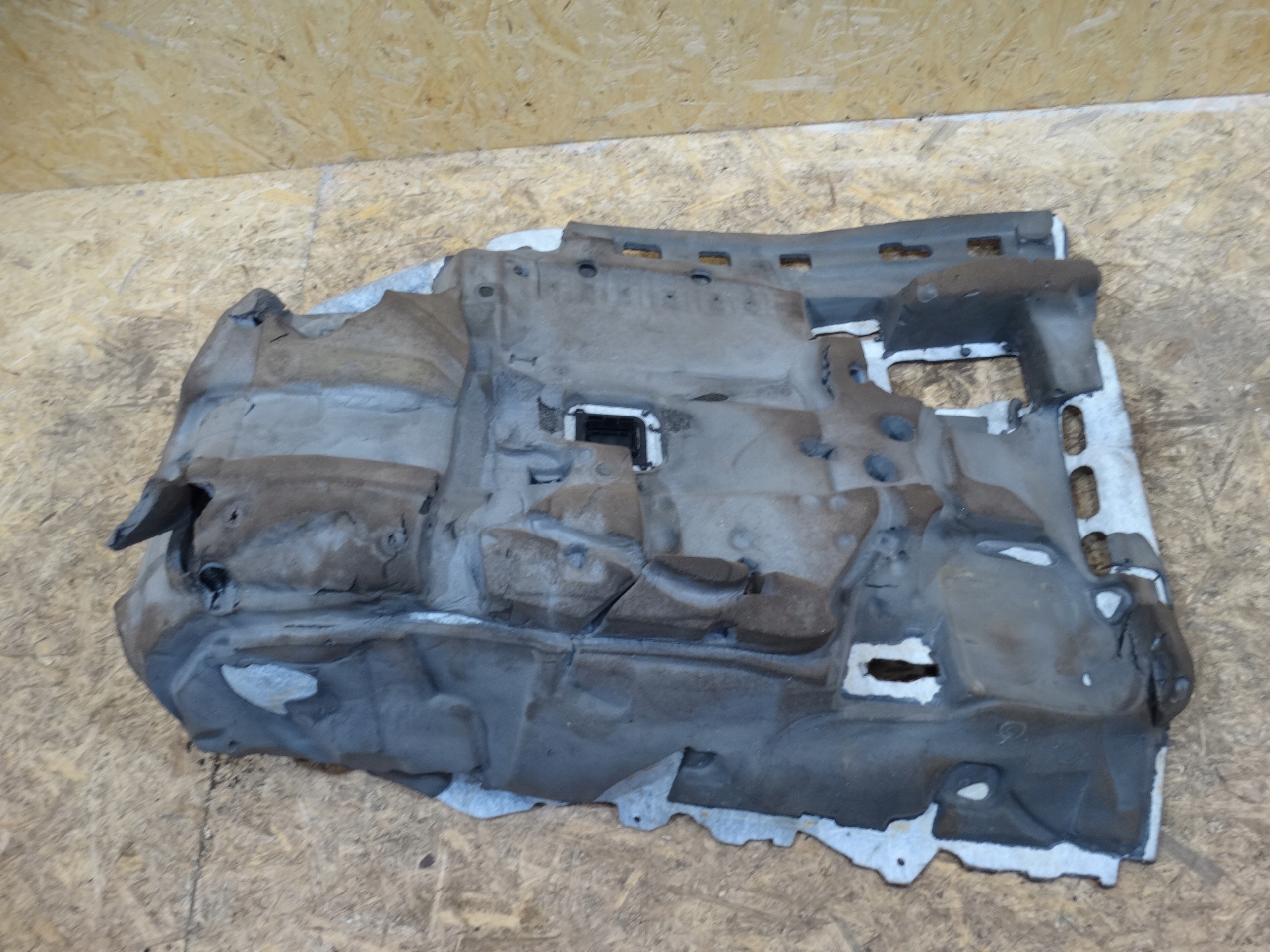 carpet front left PORSCHE CAYENNE 9Y BRAZOWY 1