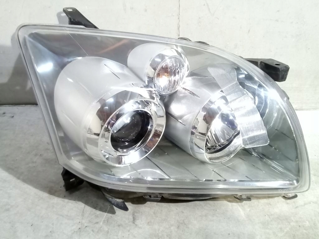 Toyota Avensis T25 lift light right front front
