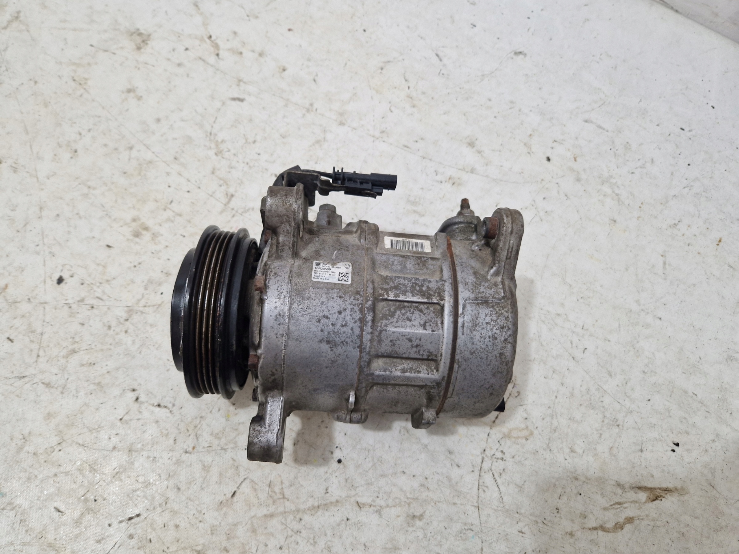 CADILLAC ESCALADE IV 15- 6.2 V8 compressor compressor; of the air conditioning 23232908