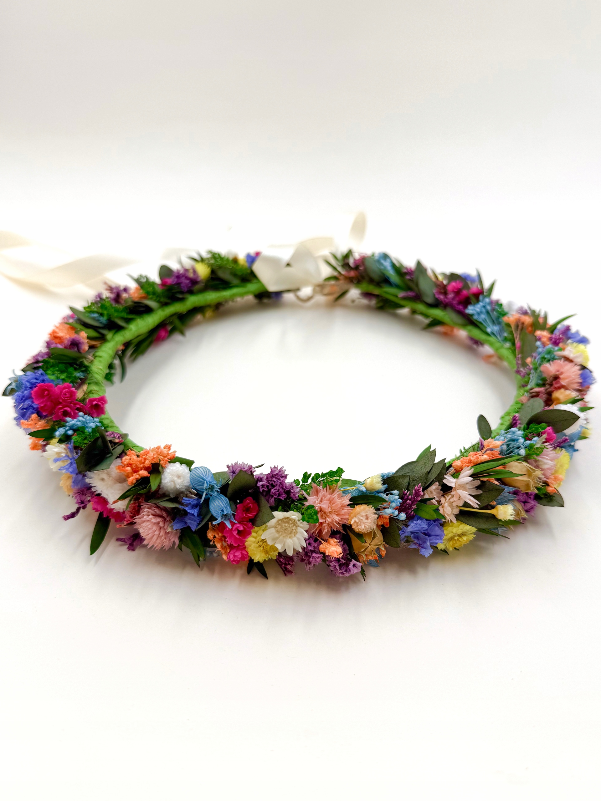 Polní věnec na hlavu ze sušených květin a trávy, věnec na svatební hostina