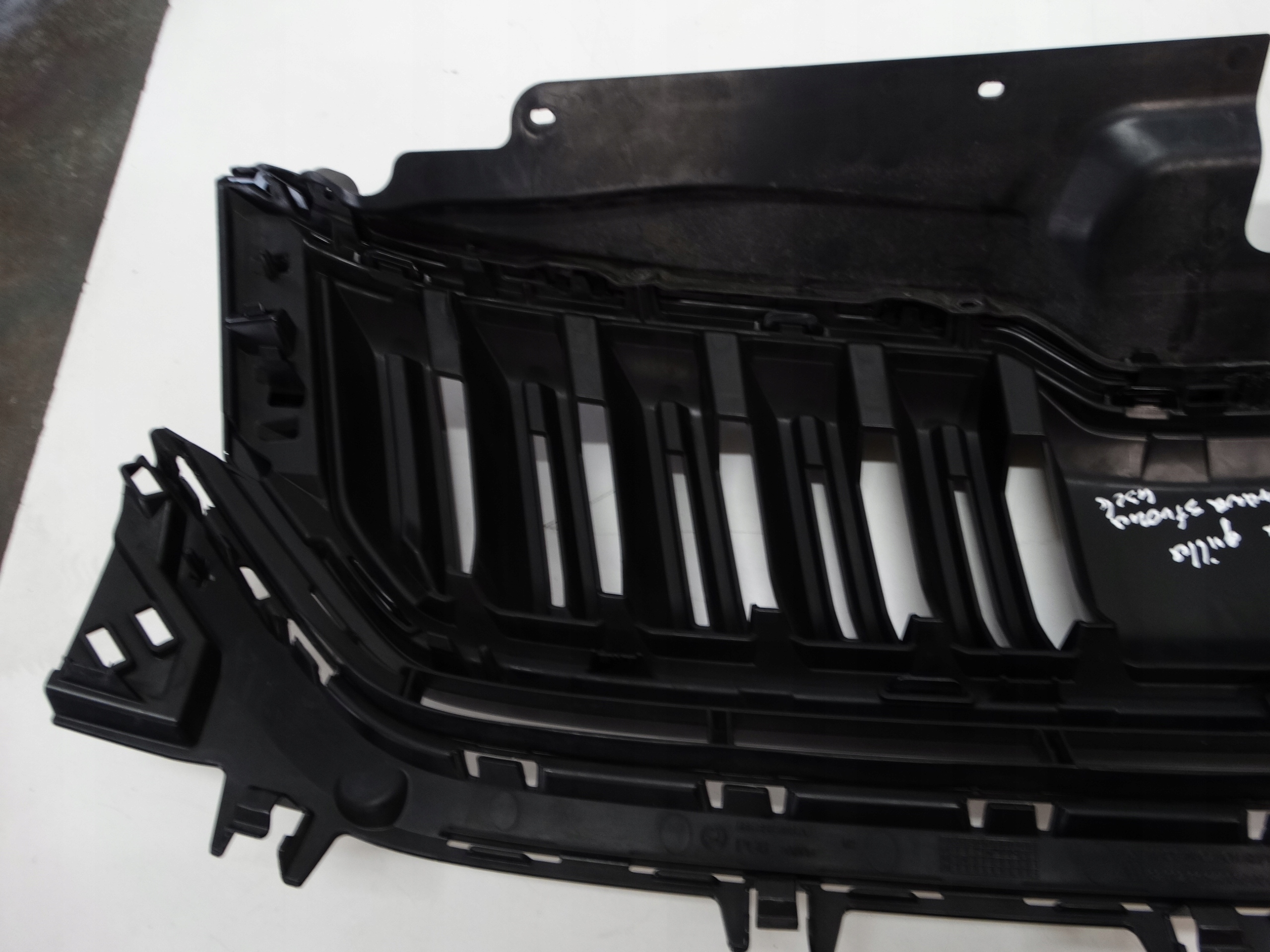 Grille SKODA KODIAQ 565853653A