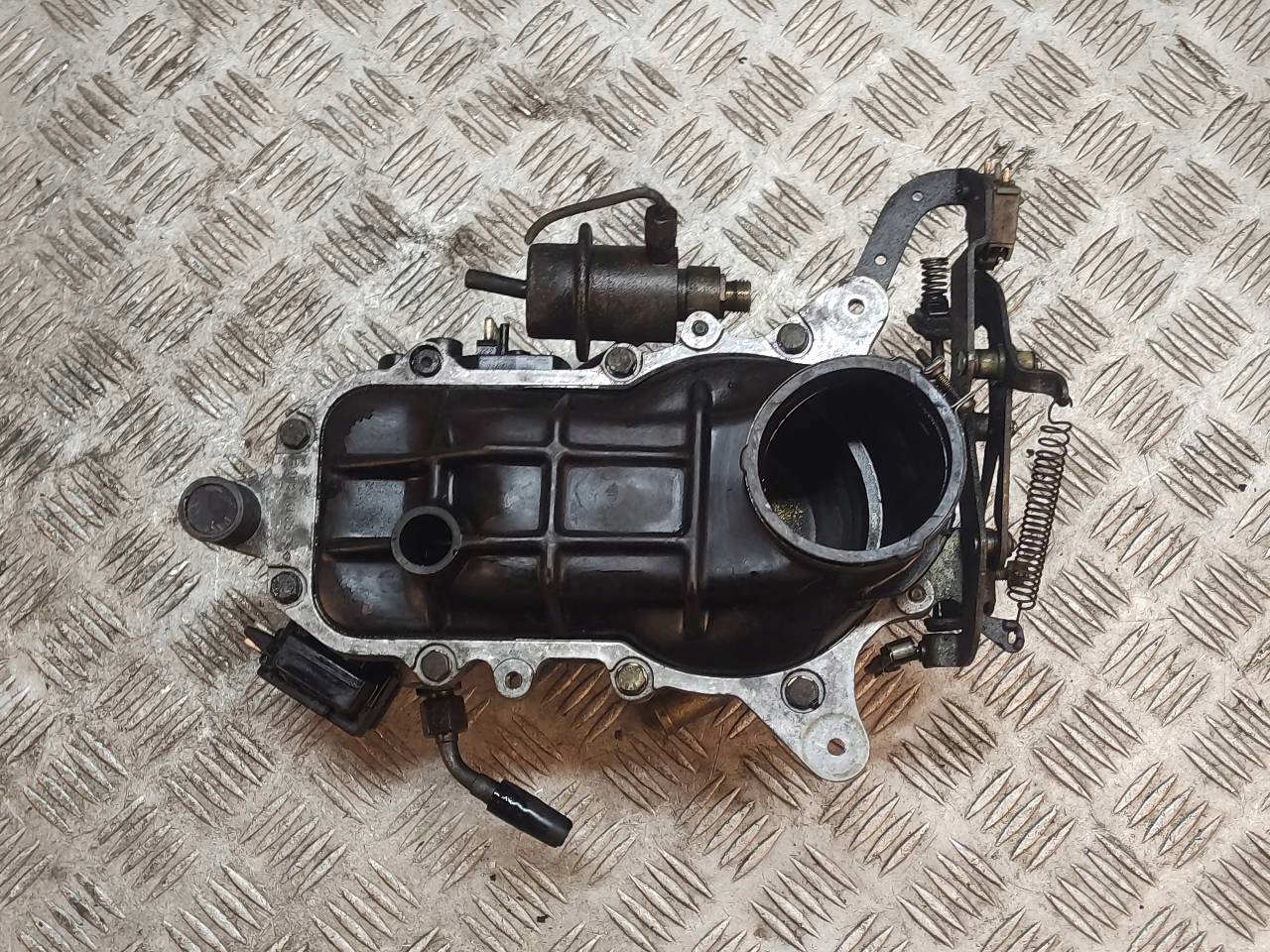 GAZNIK MONOWTRYSK ROZDZIELACZ MERCEDES W201 2 0 16 Engine Type Gasoline