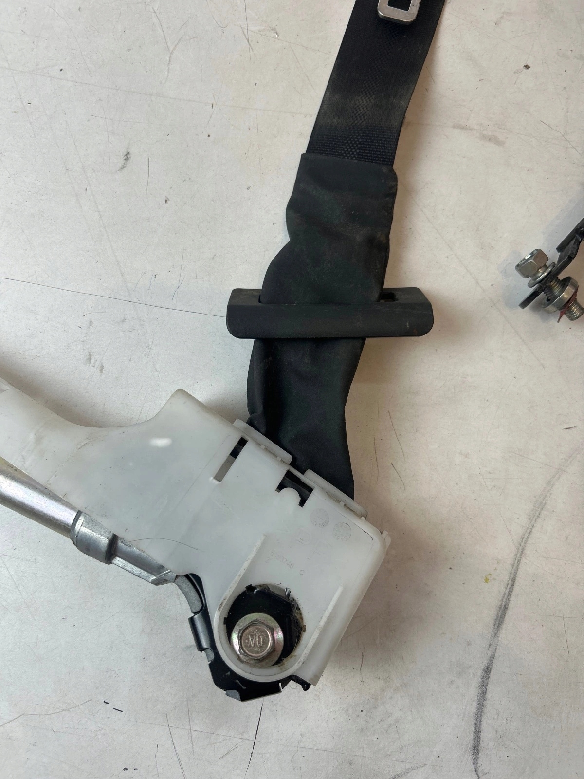 tension belt safety front front right Nissan Pulsar