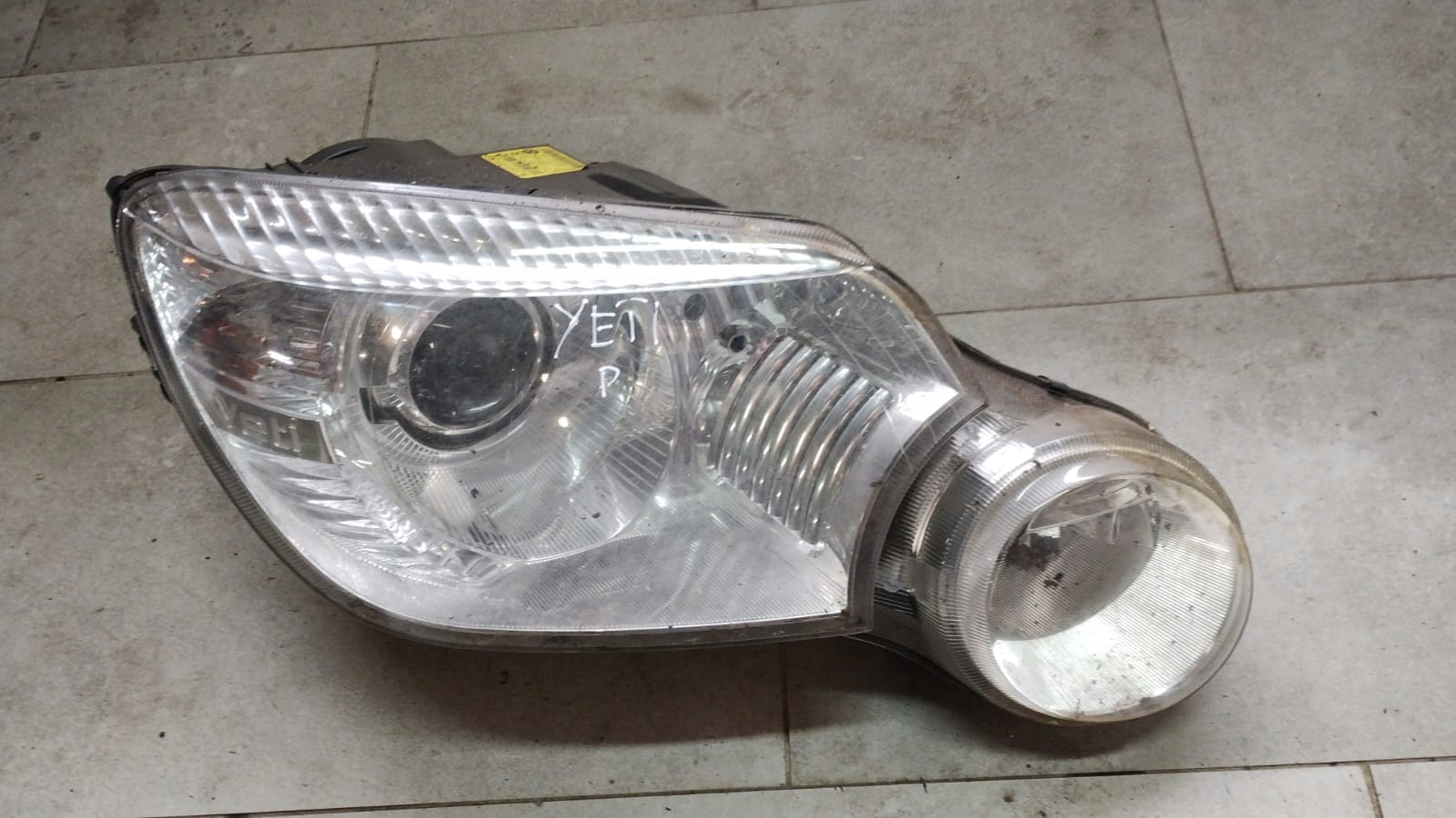 Reflektor Skoda YETI OE 5L1941018C PRAWY PRZÓD